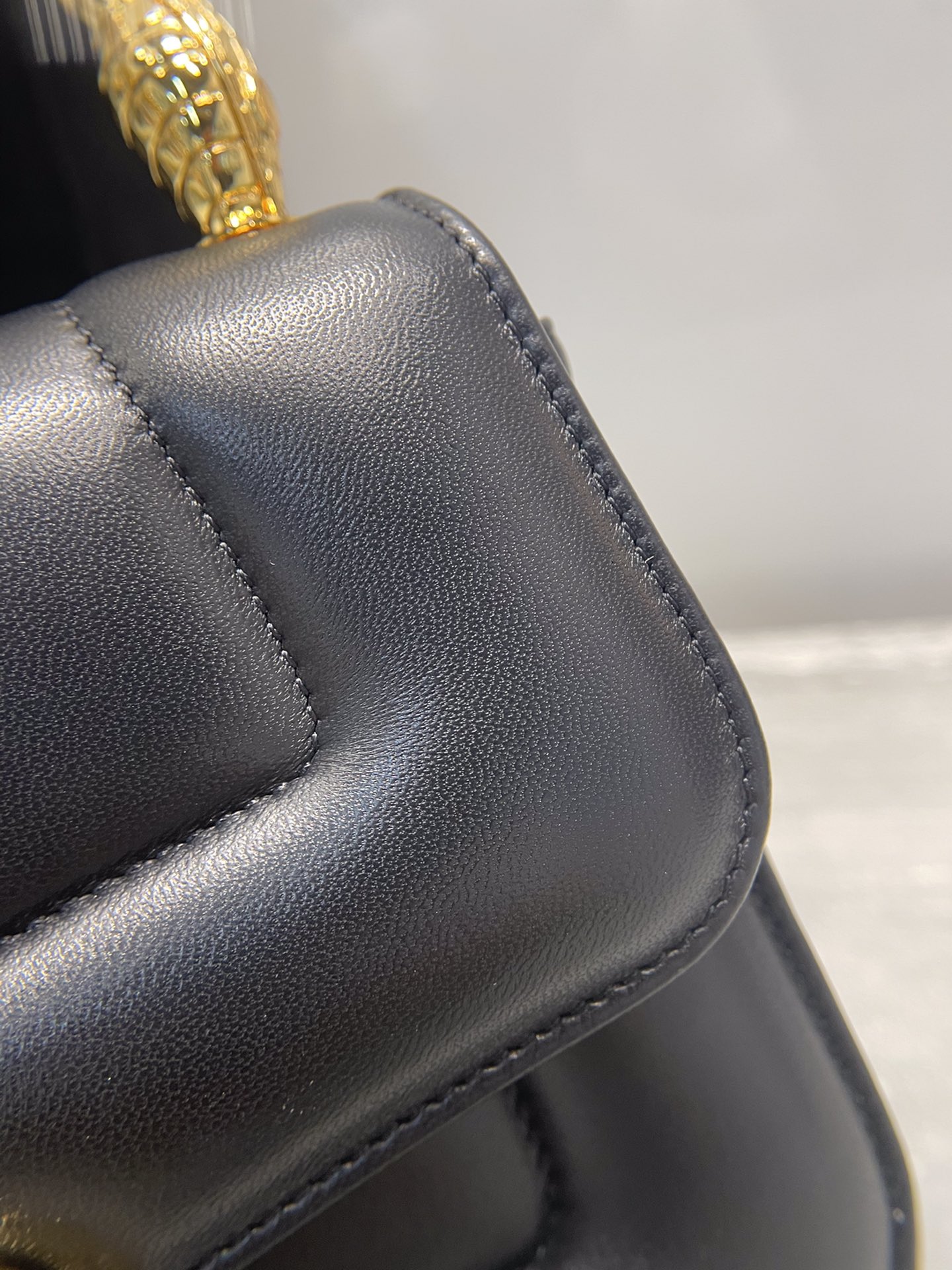 Handbags Bvlgari 291071 size:19.5*15*6 cm - vstockx