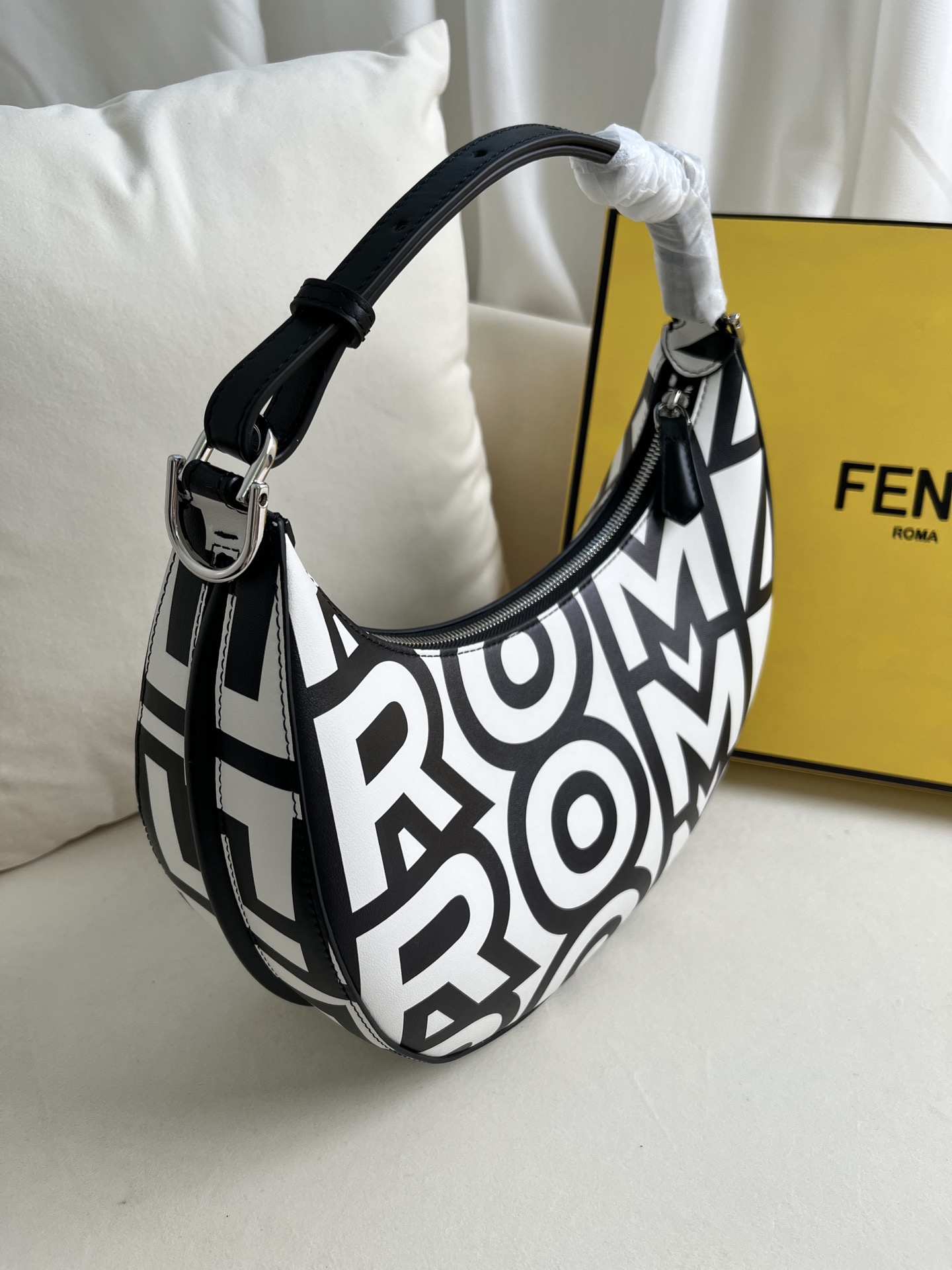 handbags FENDI 205 size:29*24.5*10cm - vstockx