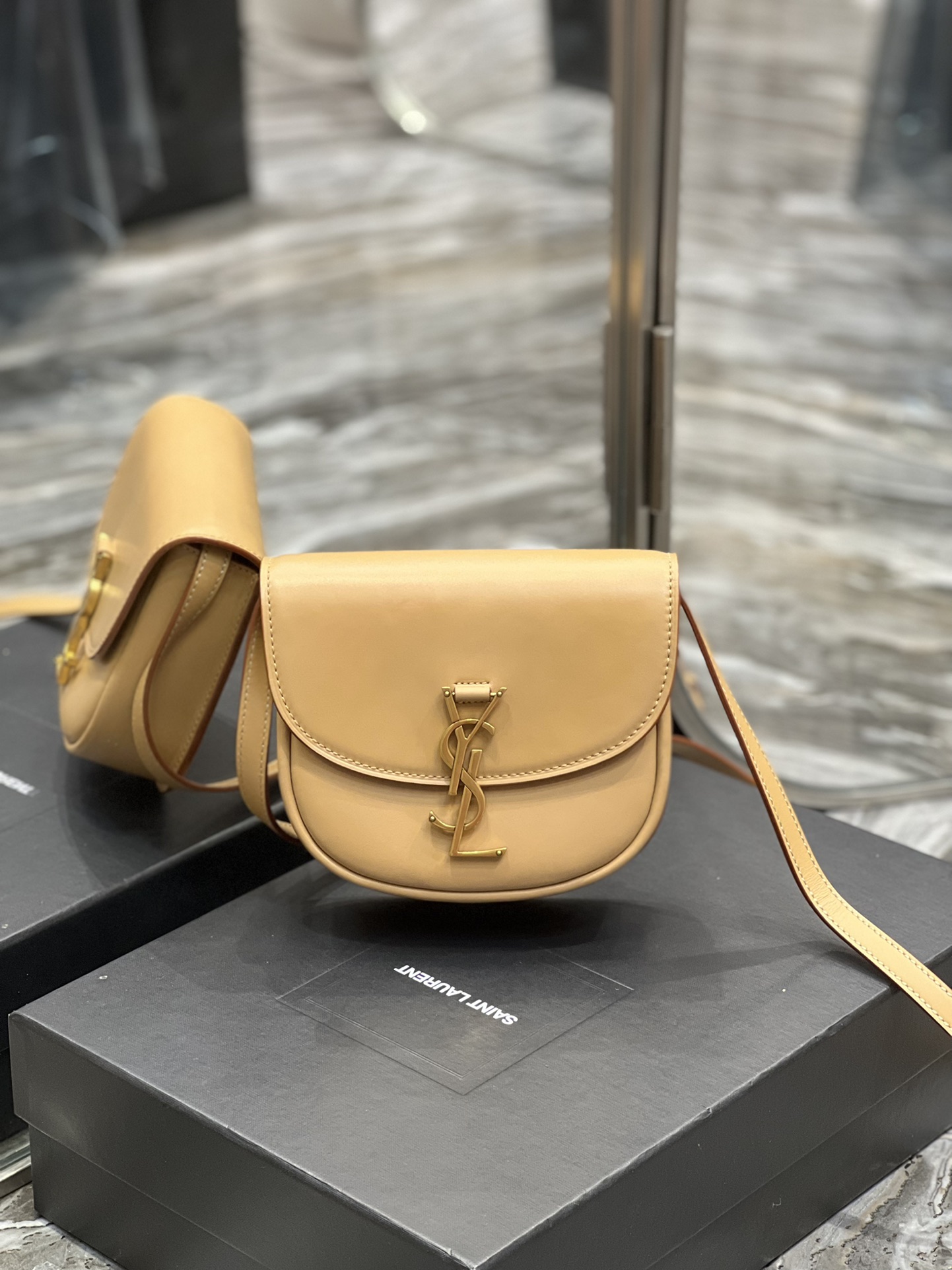 Handbags SAINT LAURENT 619740 size 18x15.5x5.5 cm - vstockx