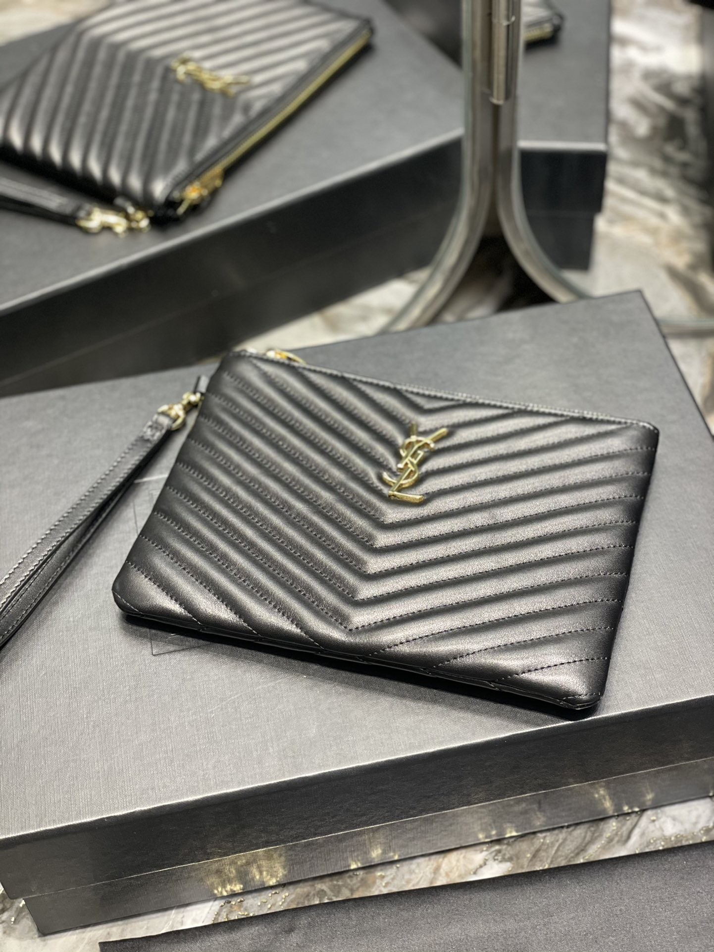 Handbags SAINT LAURENT 379039 size 24  17.5  1.5 cm - vstockx