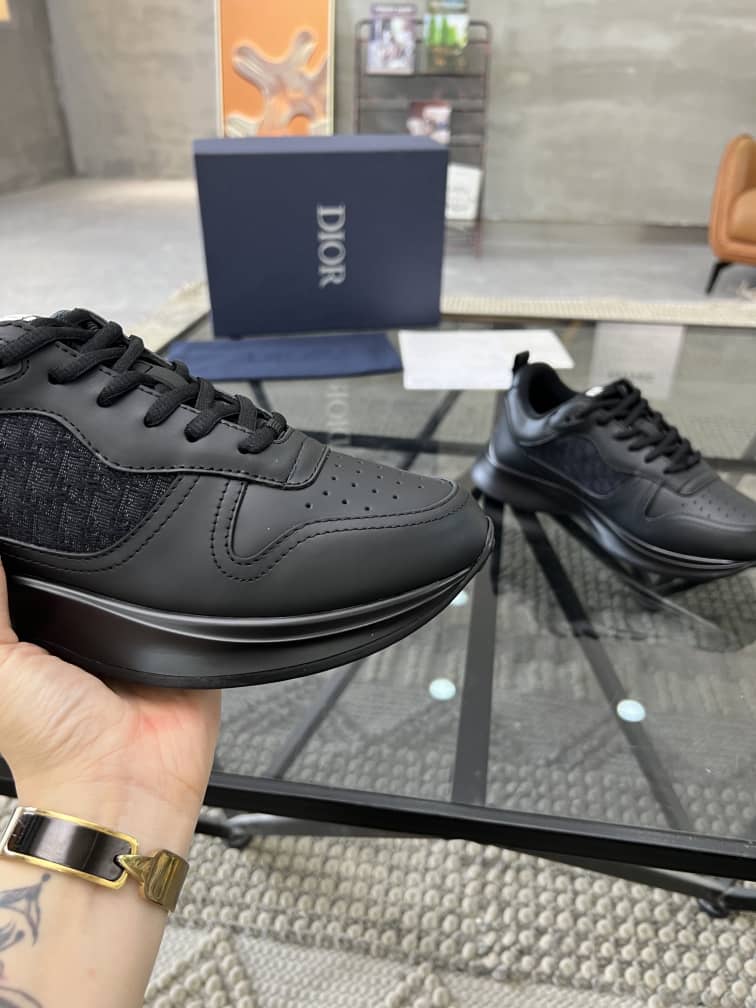 Dior B25 RUNNER SNEAKER Black Smooth Calfskin and Dior Oblique Jacquard - vstockx