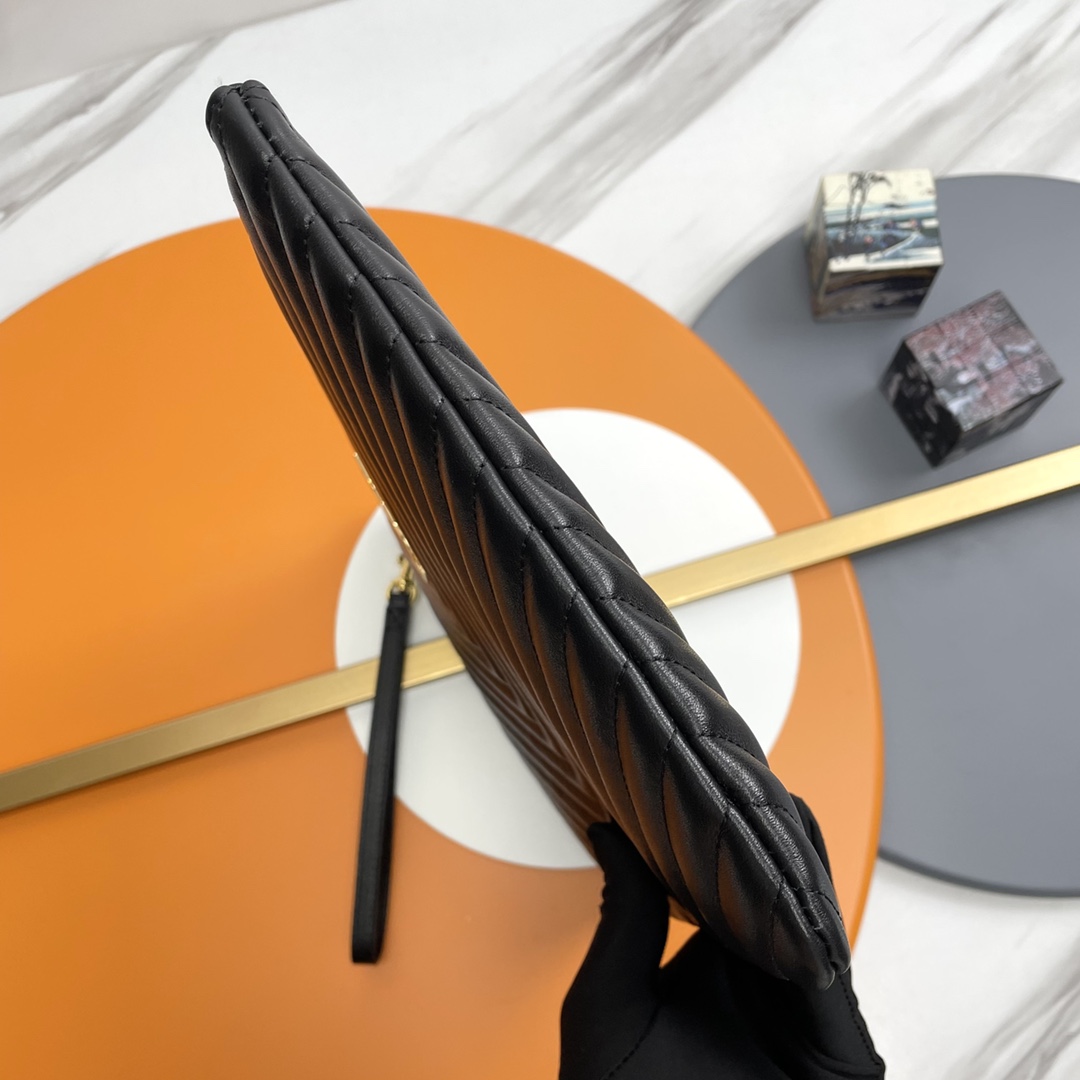 Handbags SAINT LAURENT 440222 size 36x24.5x2.5 cm - vstockx