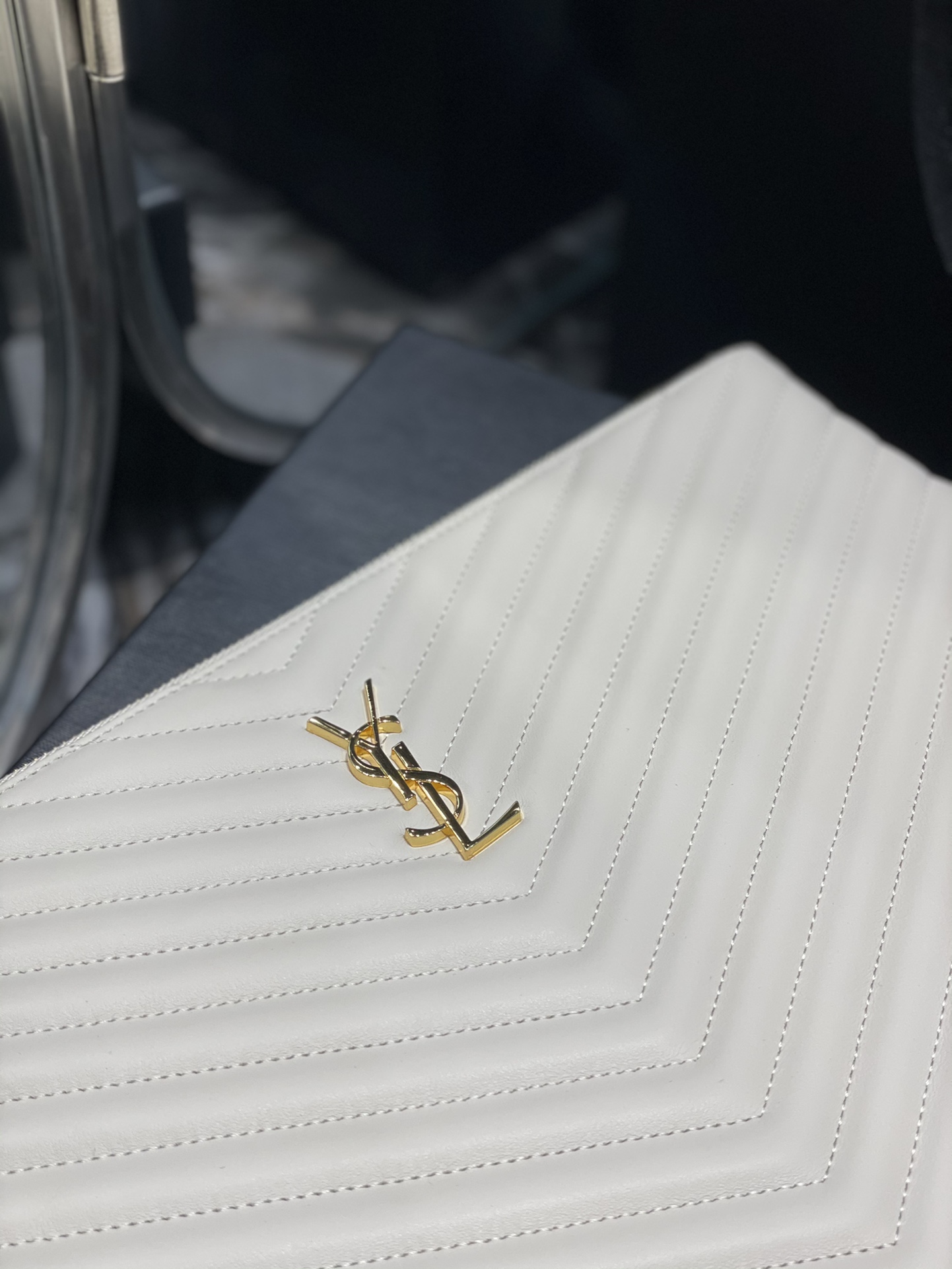 Handbags SAINT LAURENT 440222 size 36x24.5x2.5 cm - vstockx