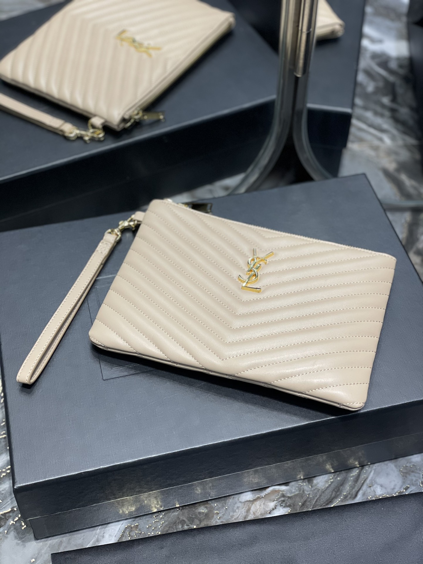 Handbags SAINT LAURENT 379039 size 24  17.5  1.5 cm - vstockx