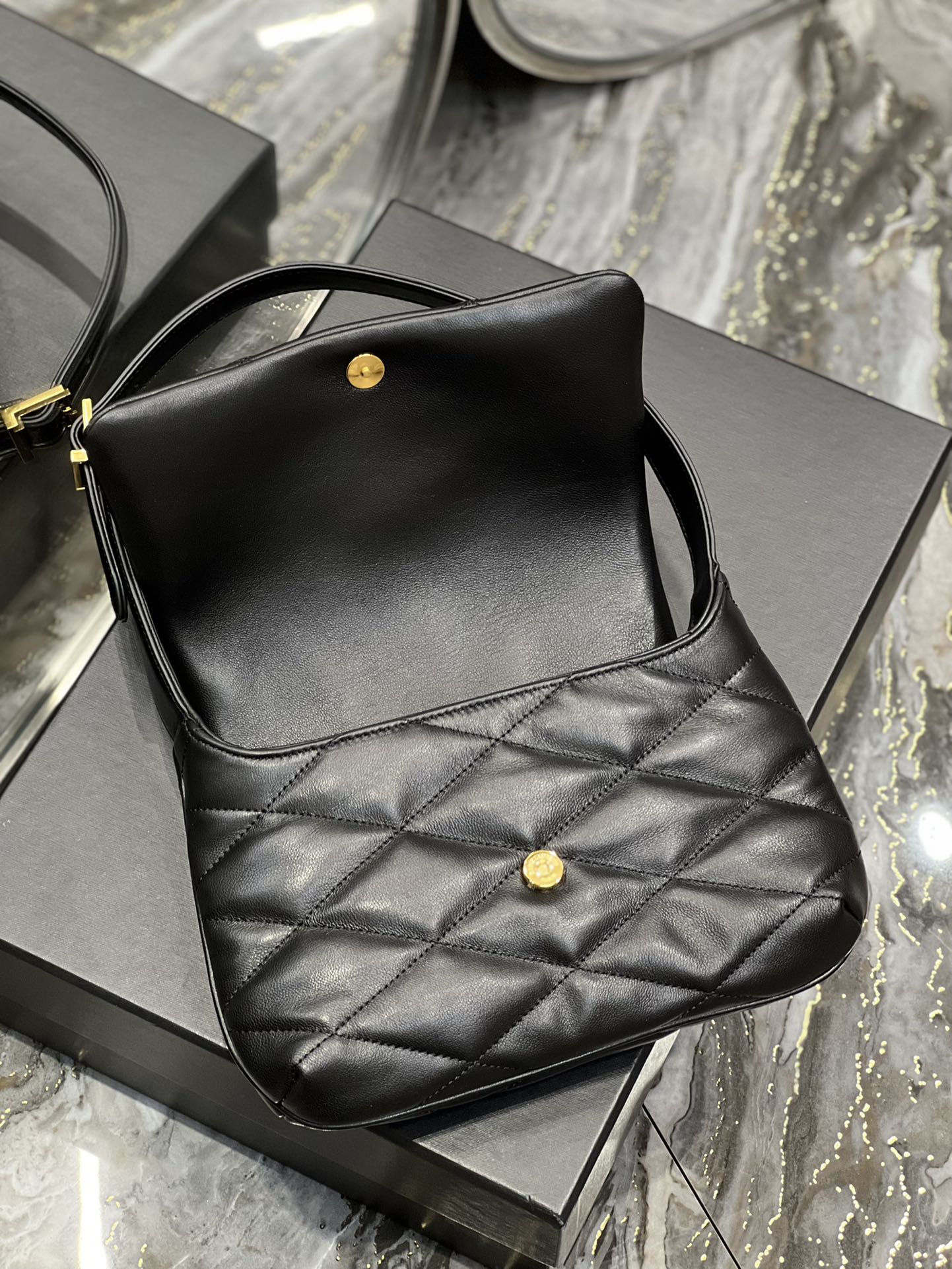 Handbags SAINT LAURENT 698567 size 24  18  5.5 cm - vstockx