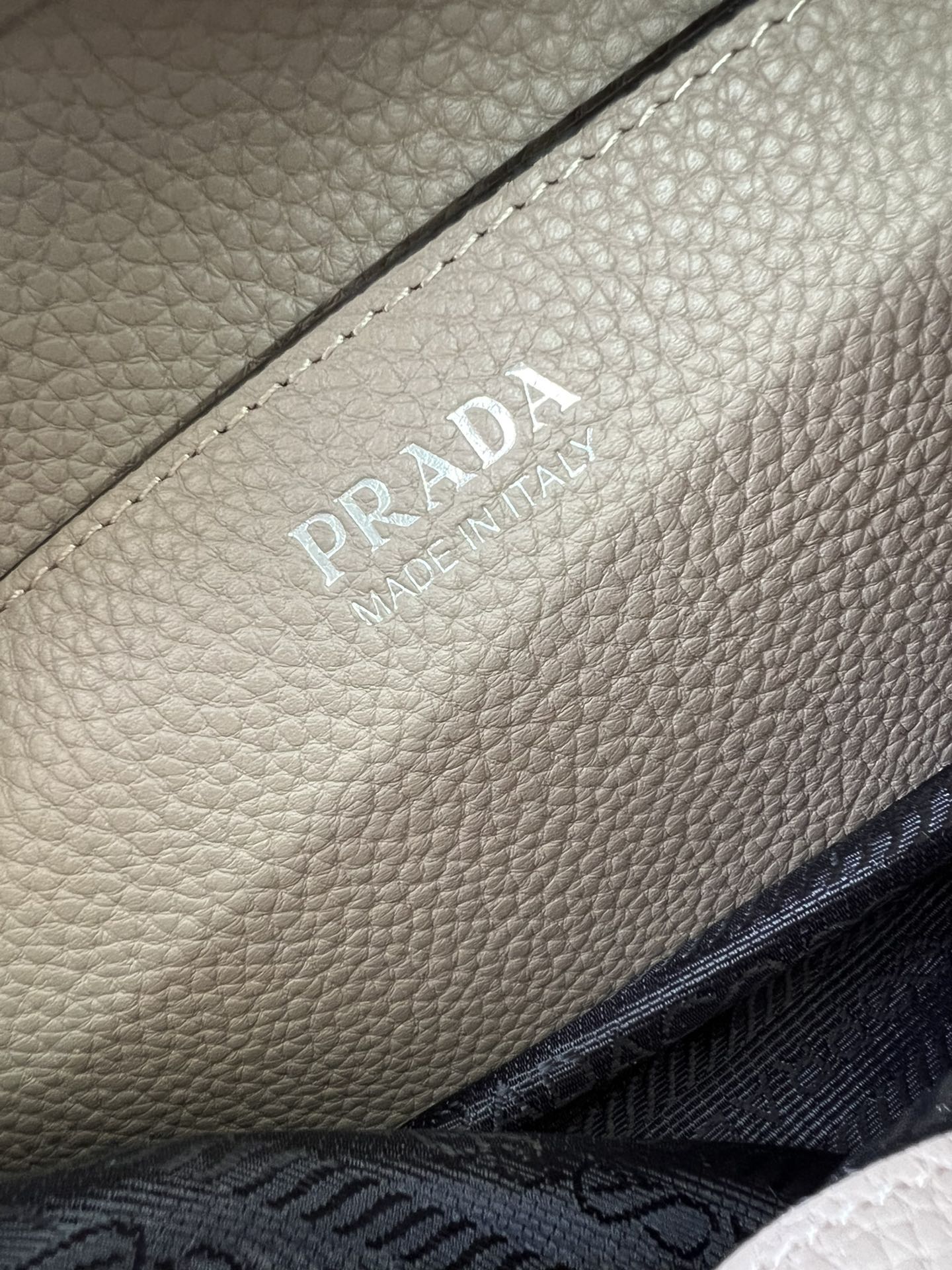 handbags prada 1BH192 19*12*6 - vstockx