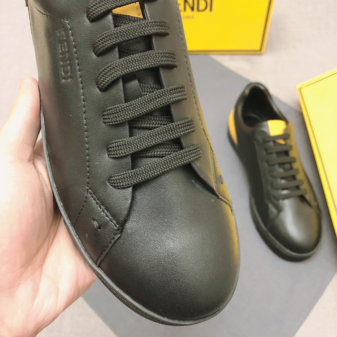 Fendi Low Top Sneakers 20 - vstockx