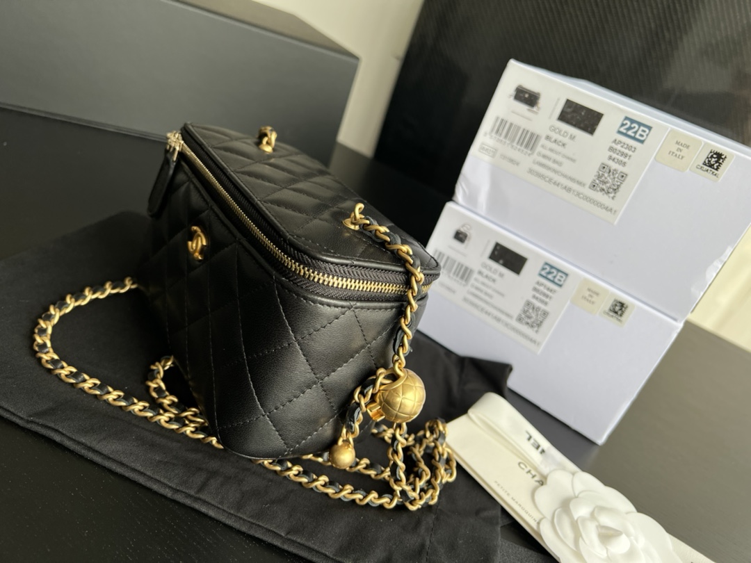 Handbag Chanel AP2303 size 17cmx9.5cmx8 cm - vstockx