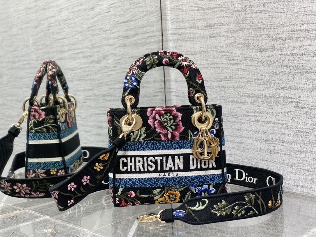 Handbag Dior size 17*7*15 cm - vstockx