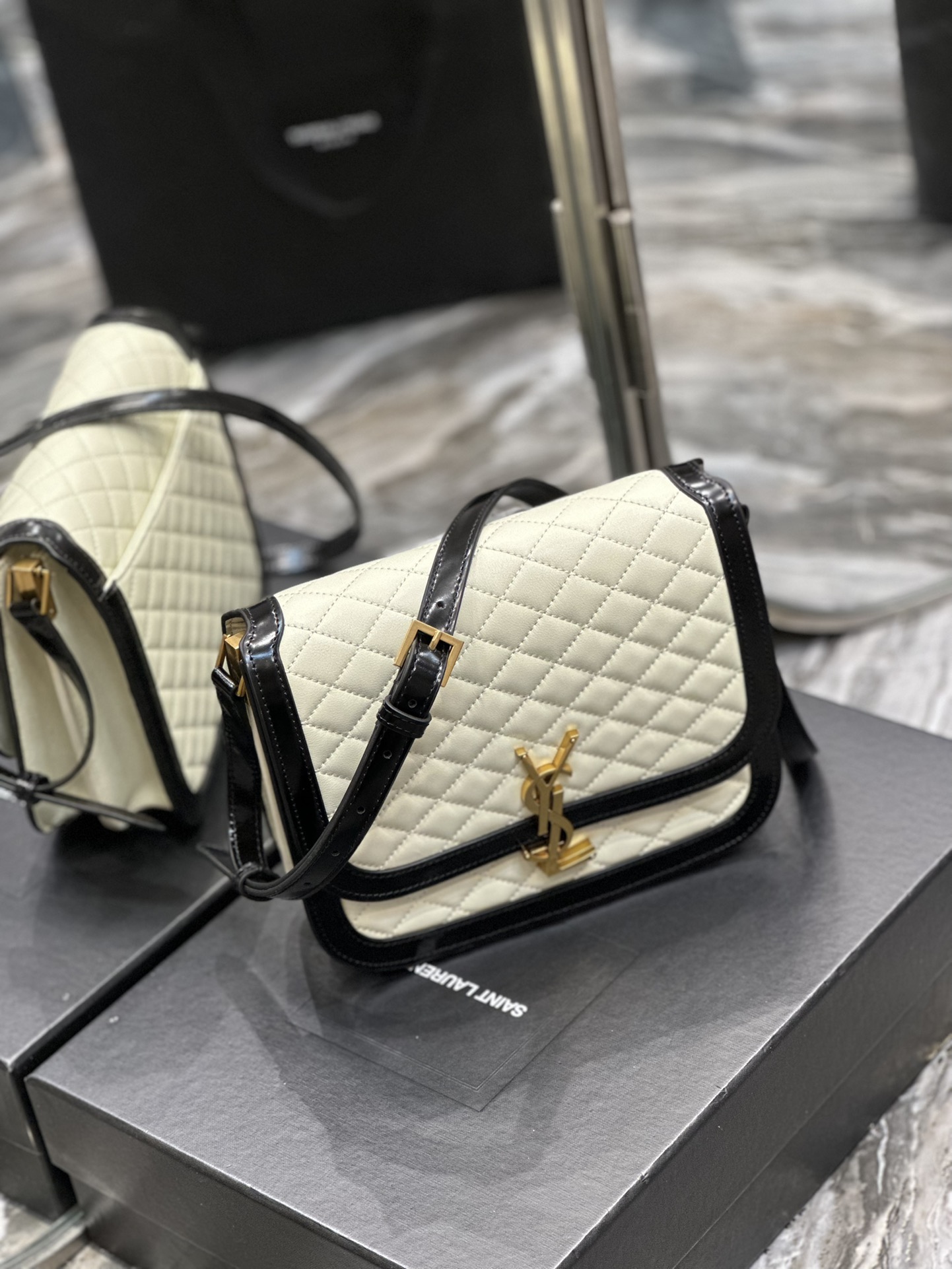 Handbags SAINT LAURENT 635025 size 22x18x5 cm - vstockx