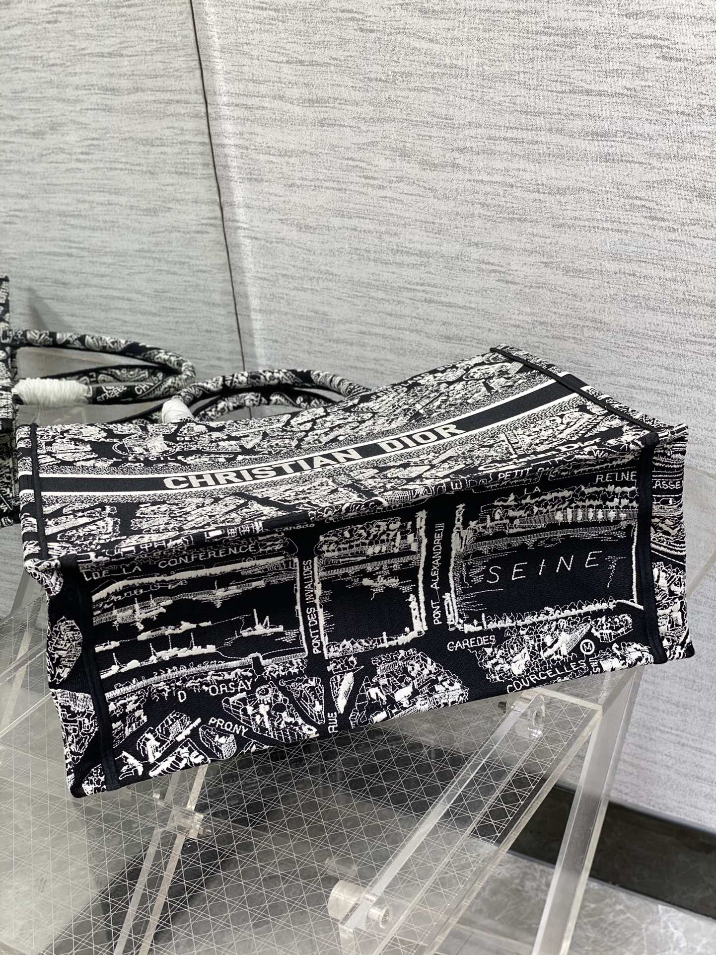 Handbag Dior size 42*18*35 cm - vstockx