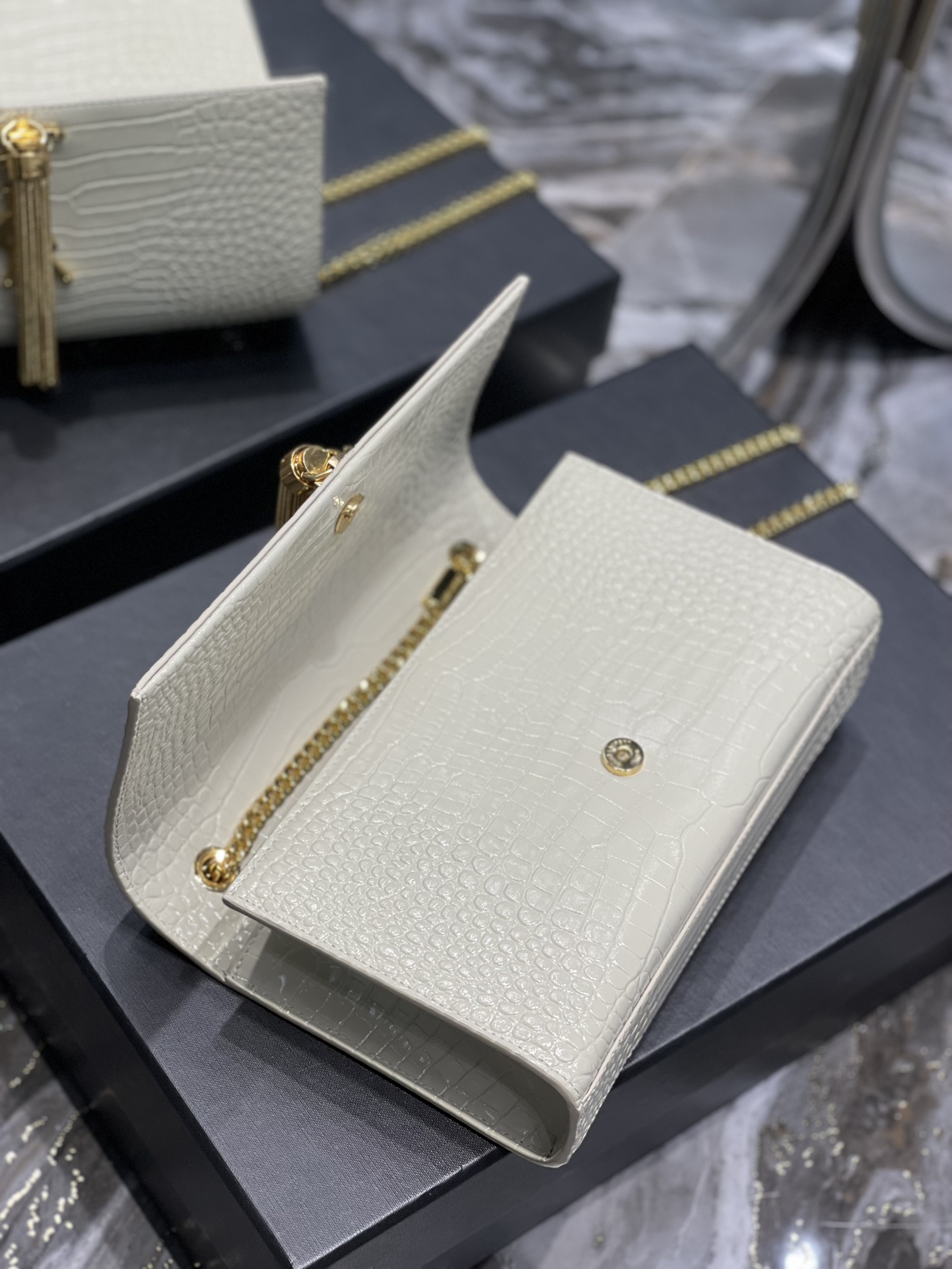 Handbags SAINT LAURENT 354119 size 24x14.5x5 cm - vstockx