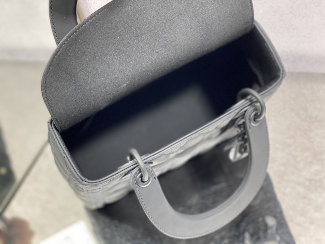 Handbag Dior size 24 cm - vstockx