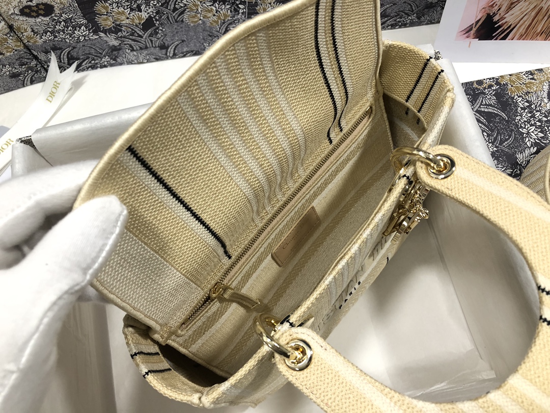 Handbag Dior M0565 size 24 x 20 x 11 cm - vstockx