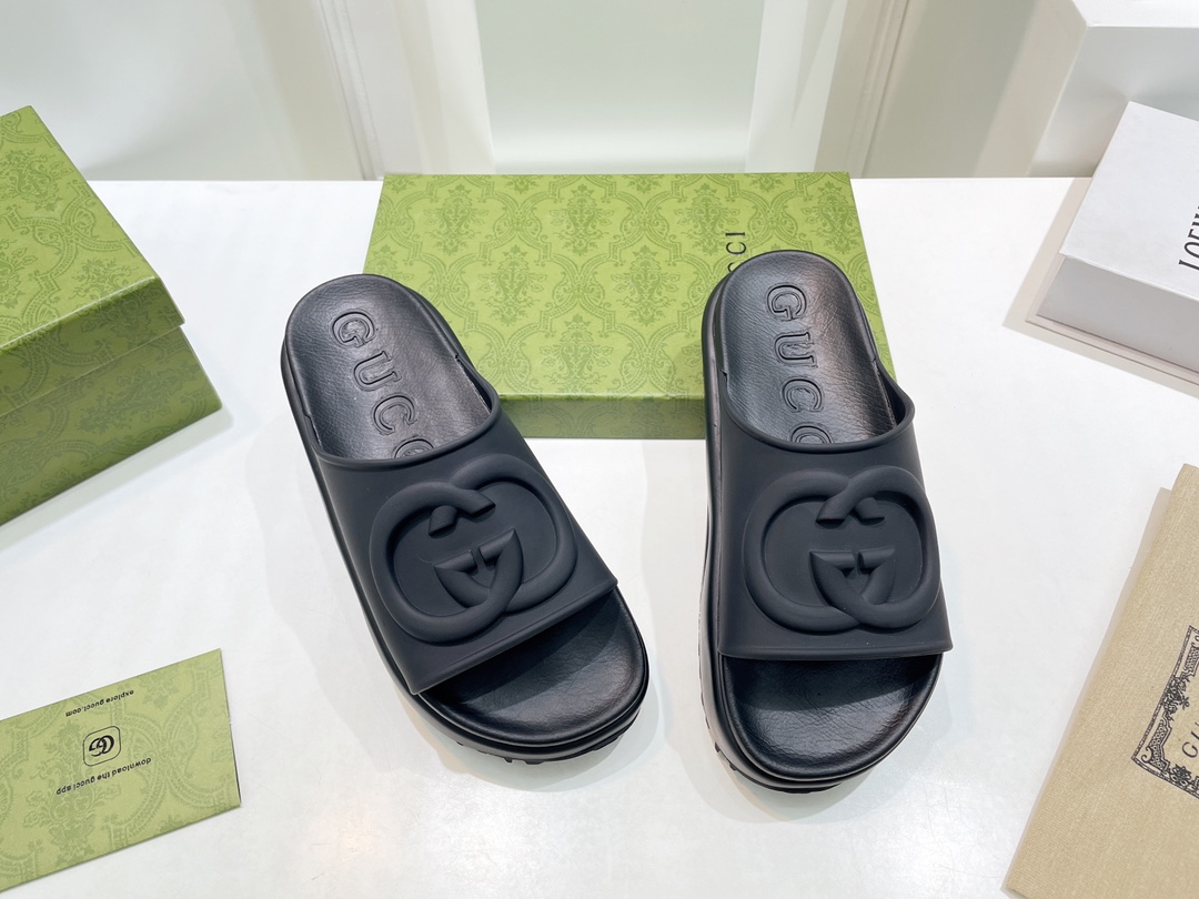 Gucci Women's slide sandal with Interlocking G WOMEN 5 - vstockx