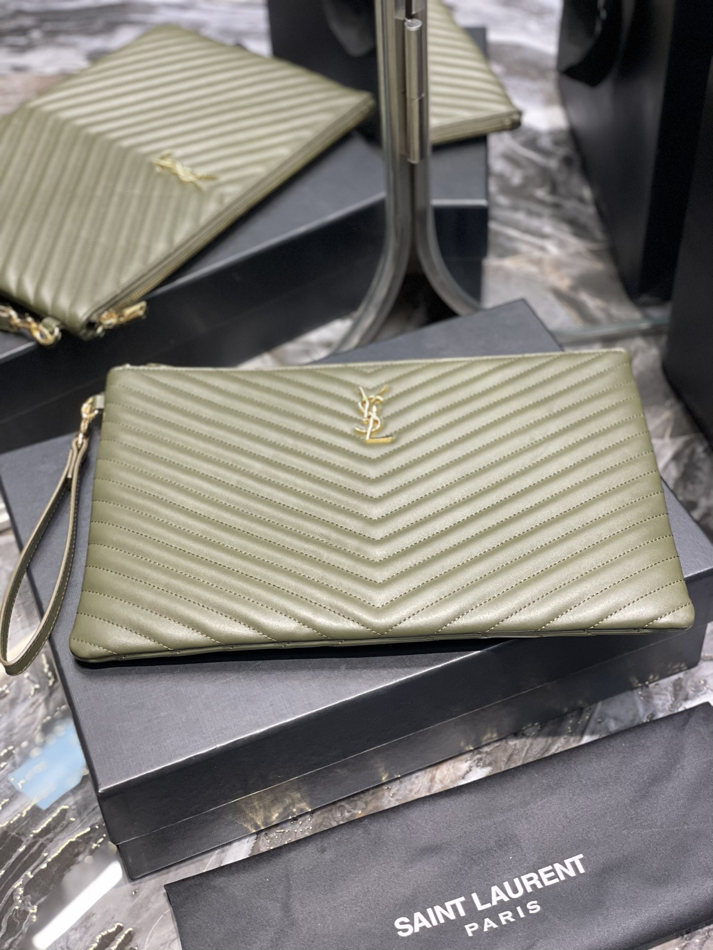 Handbags SAINT LAURENT 440222 size 36x24.5x2.5 cm - vstockx