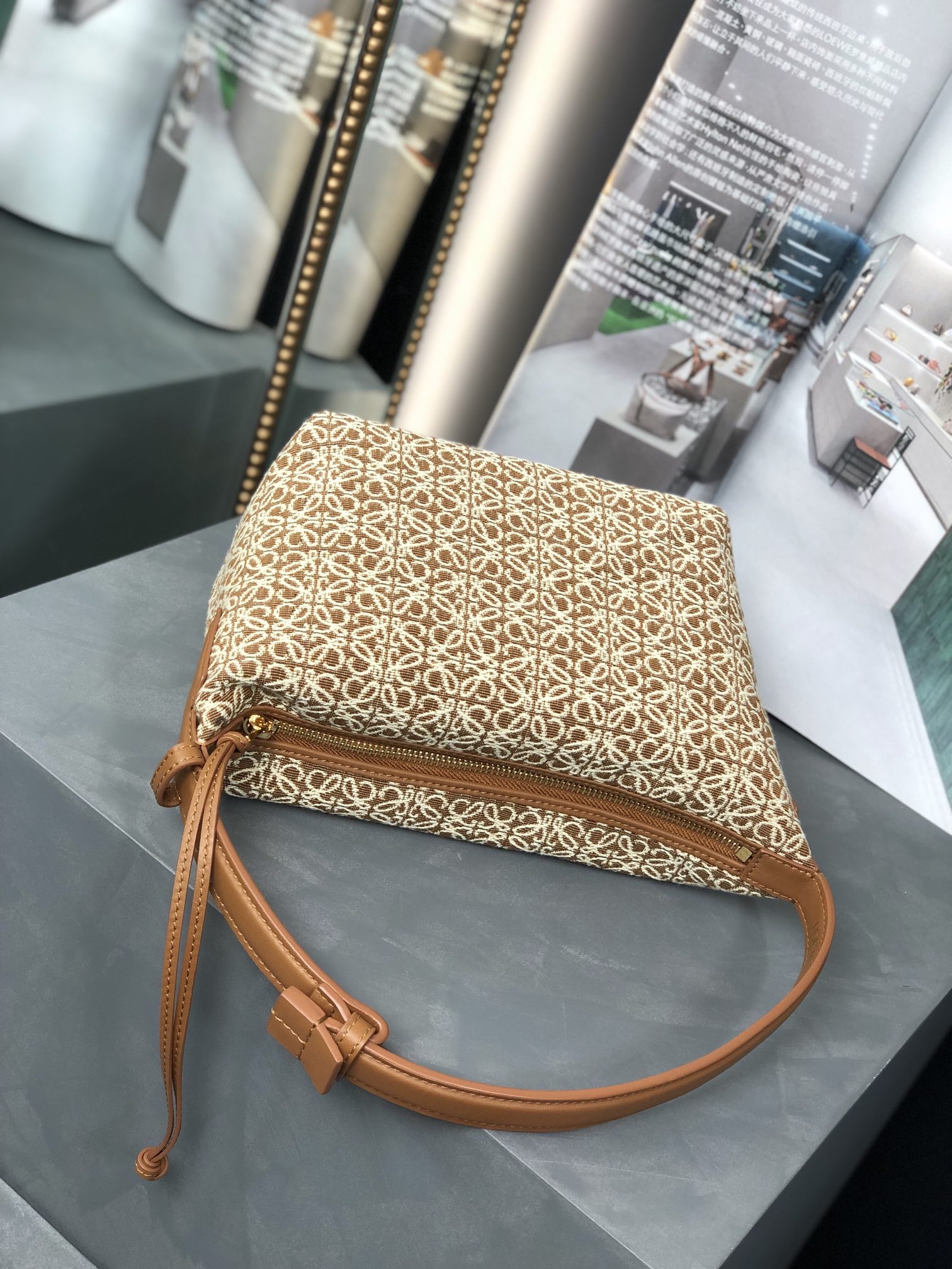 Handbags LOEWE  size:21-12-17 cm - vstockx