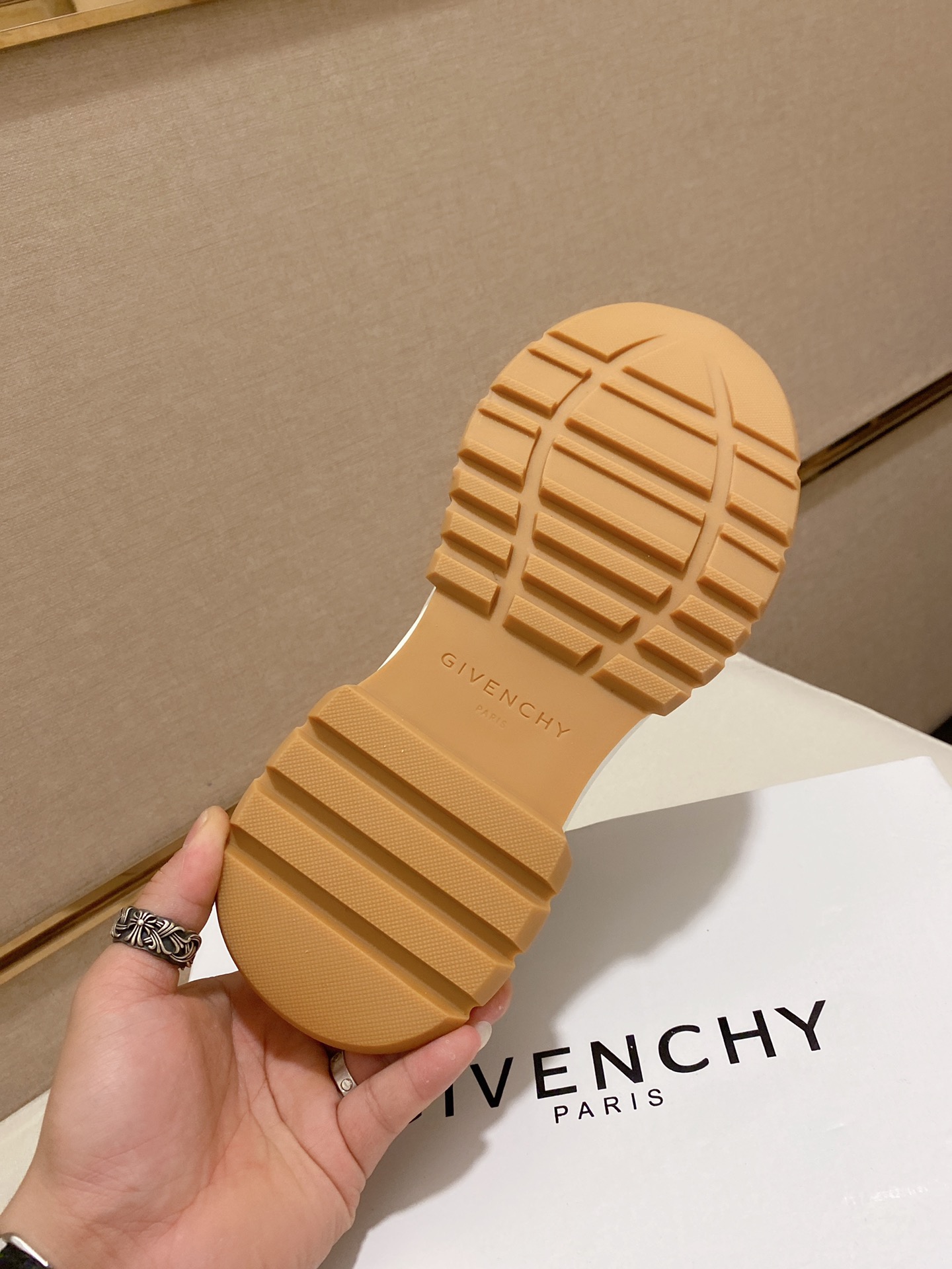 Givenchy Spectre Zip Sneakers 13 - vstockx
