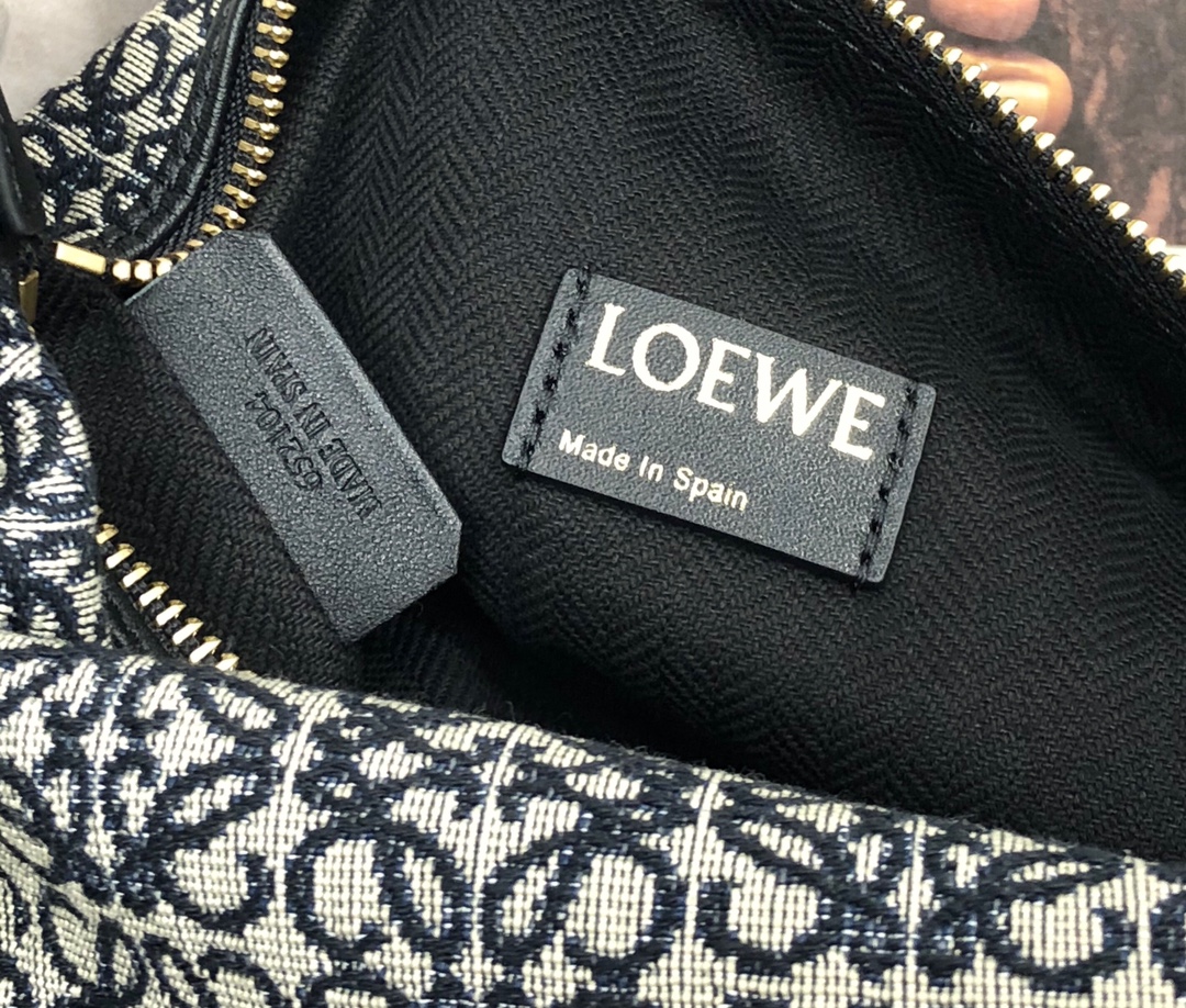 Handbags LOEWE  size:21-12-17 cm - vstockx