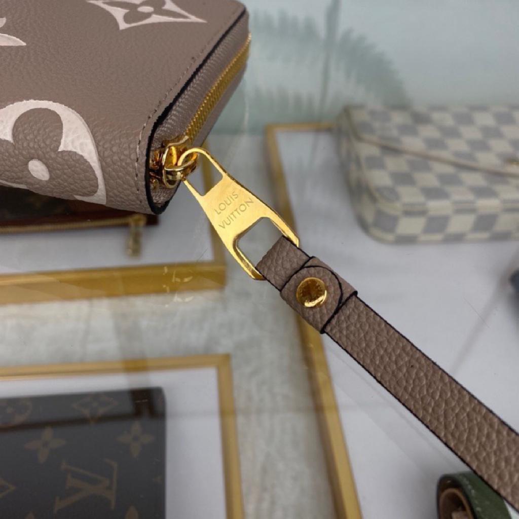 Handbag Louis Vuitton M69794 size 19.5 x 10.5 x 2.5 cm - vstockx