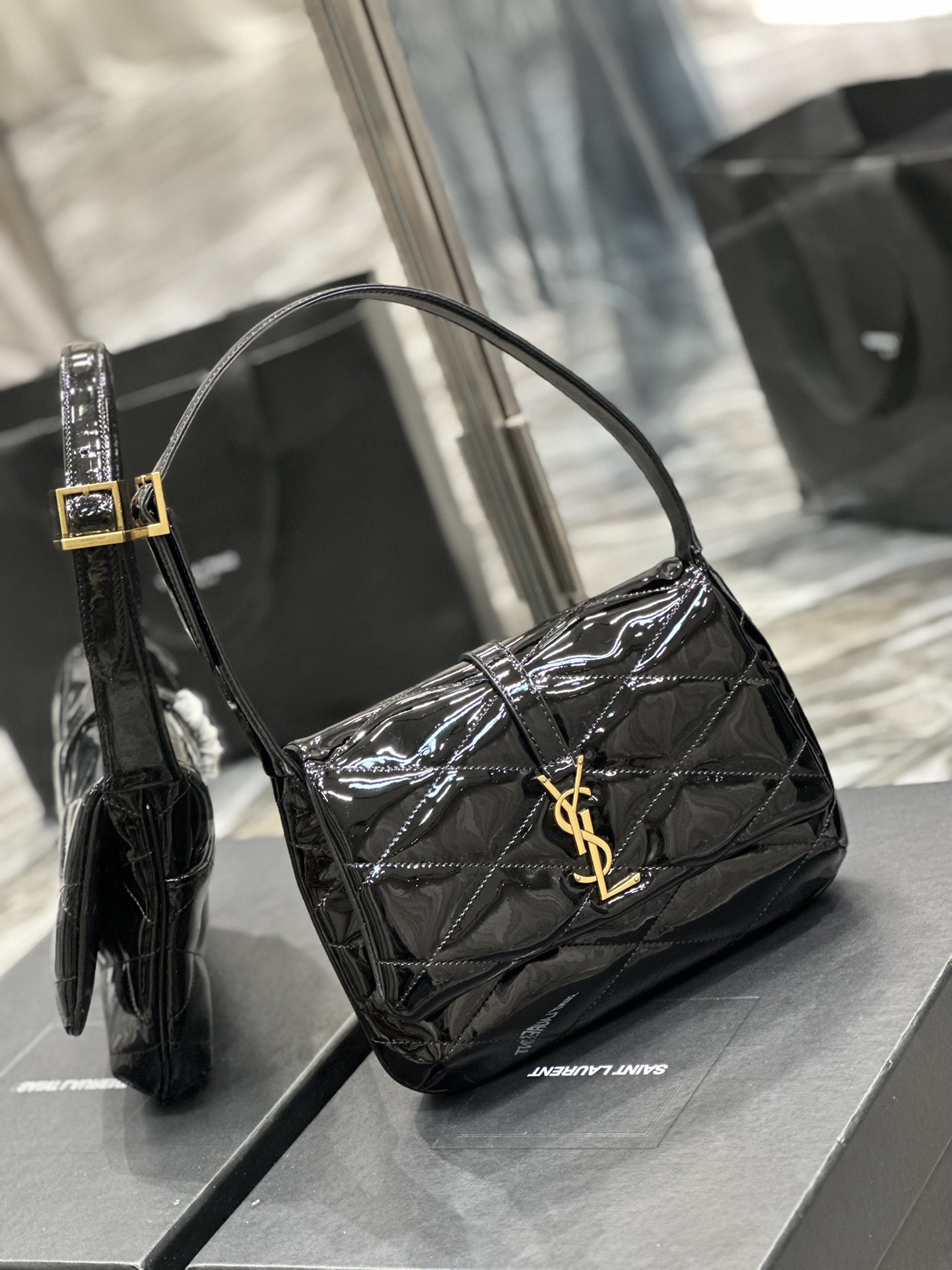 Handbags SAINT LAURENT 698567 size 24  18  5.5 cm - vstockx