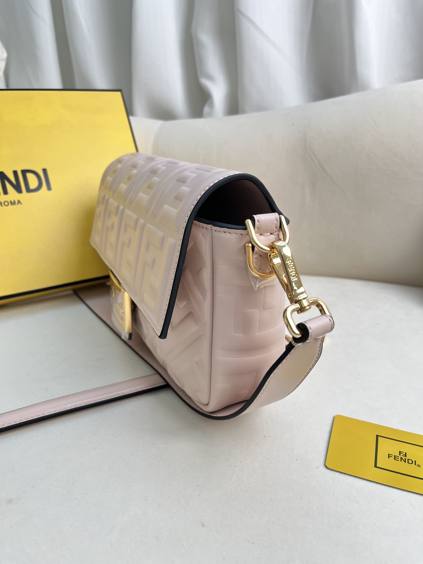 handbags FENDI 211 size:27*15*6cm - vstockx