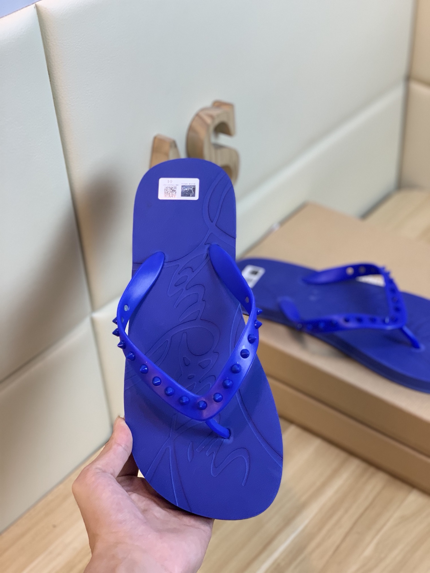 Christian Louboutin Loubi Flip Flat 1 - vstockx