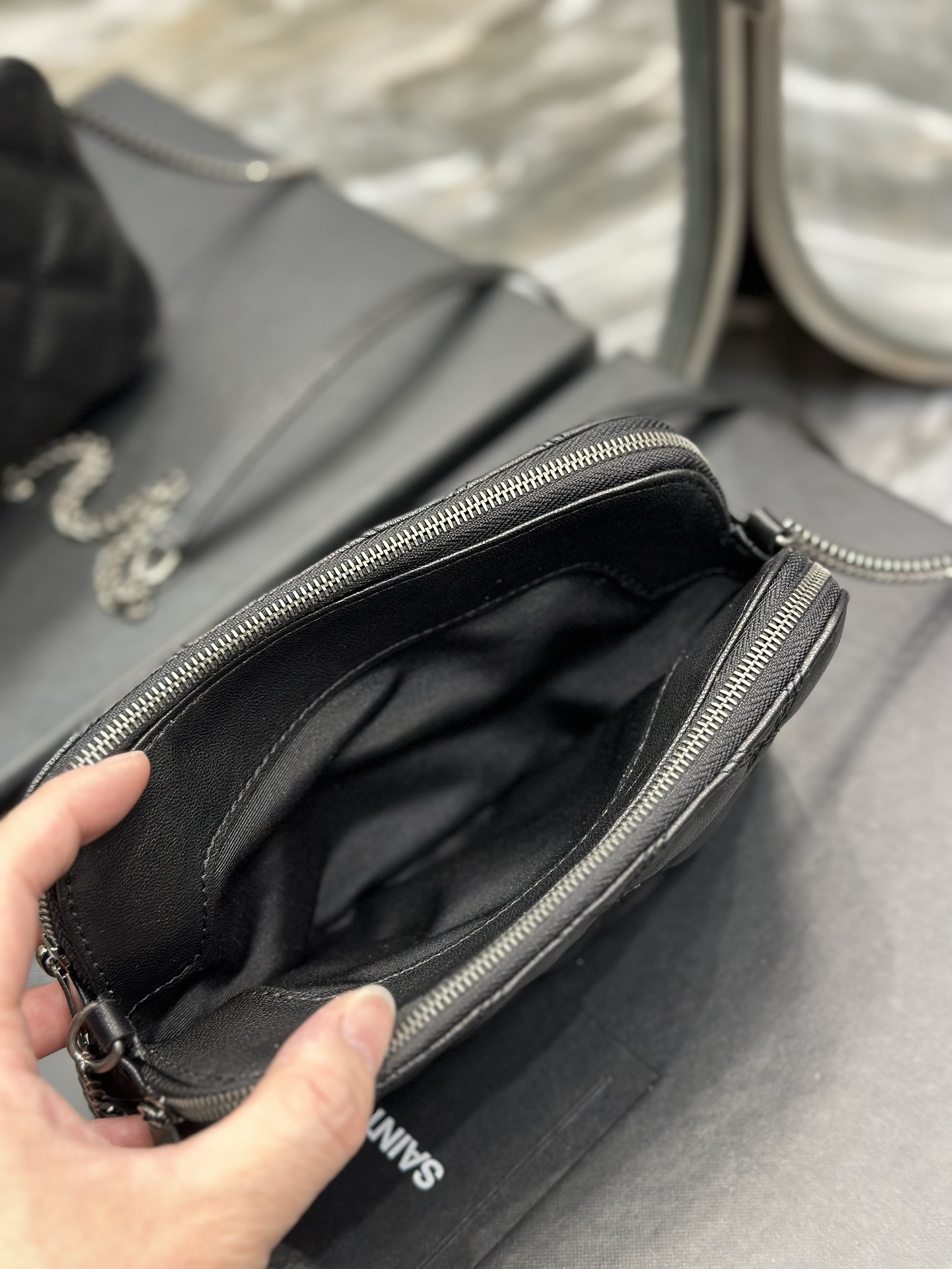 Handbags SAINT LAURENT 698567 size 19x11x5 cm - vstockx