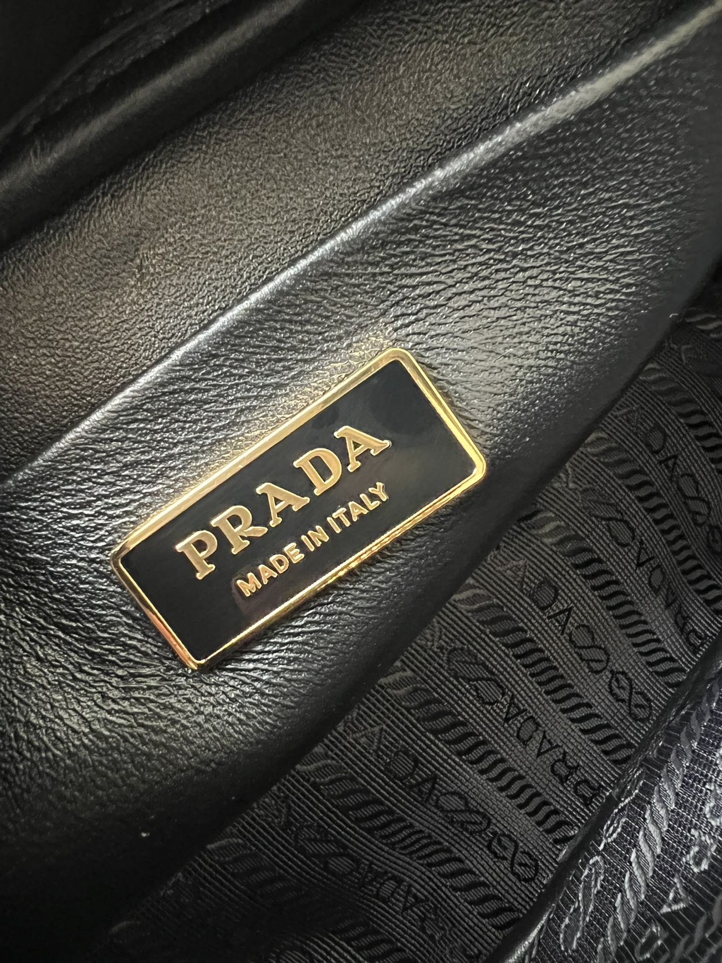 handbags prada 1BH197 22*11*7 - vstockx