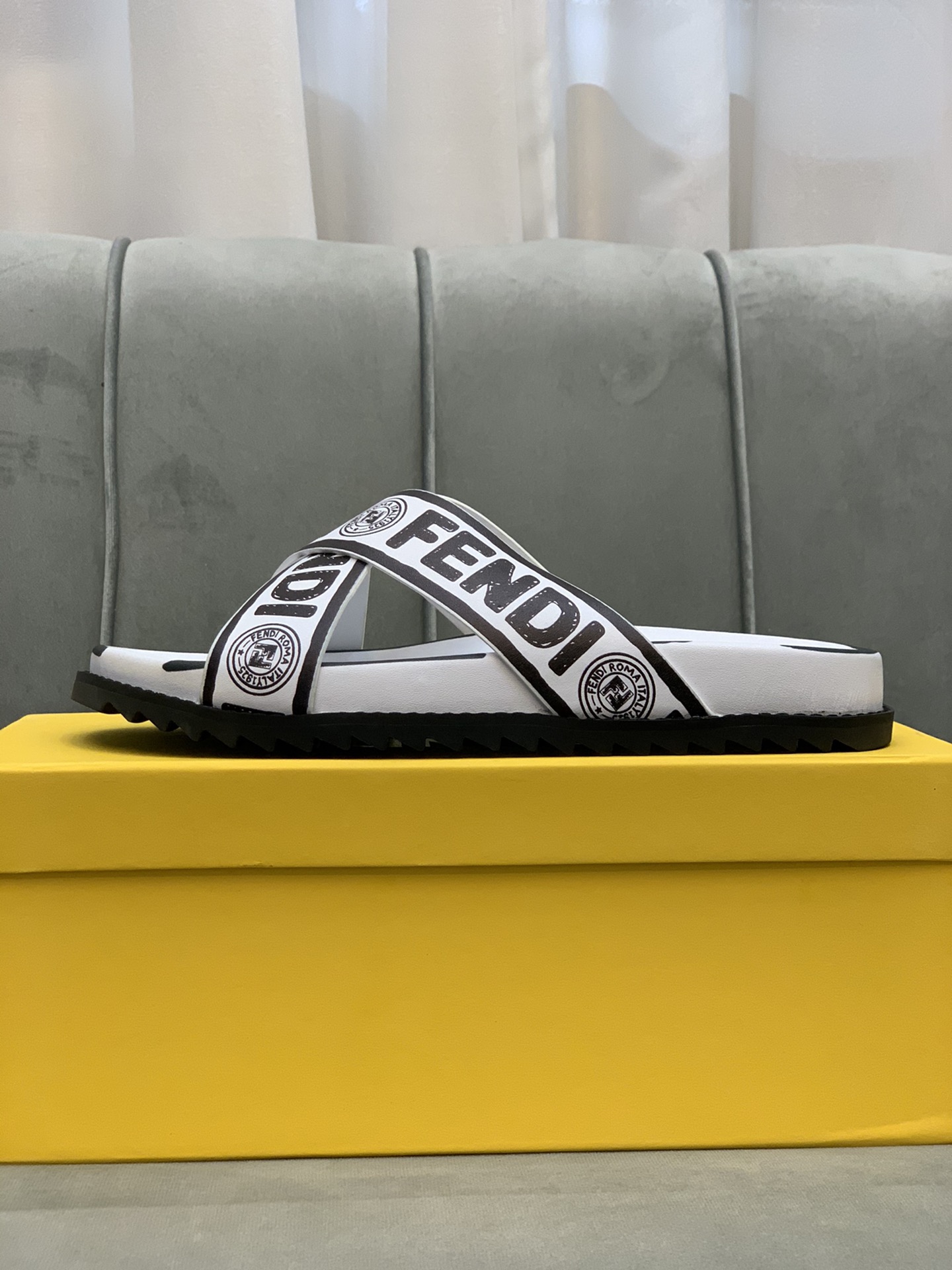 Fendi Slides 10 - vstockx