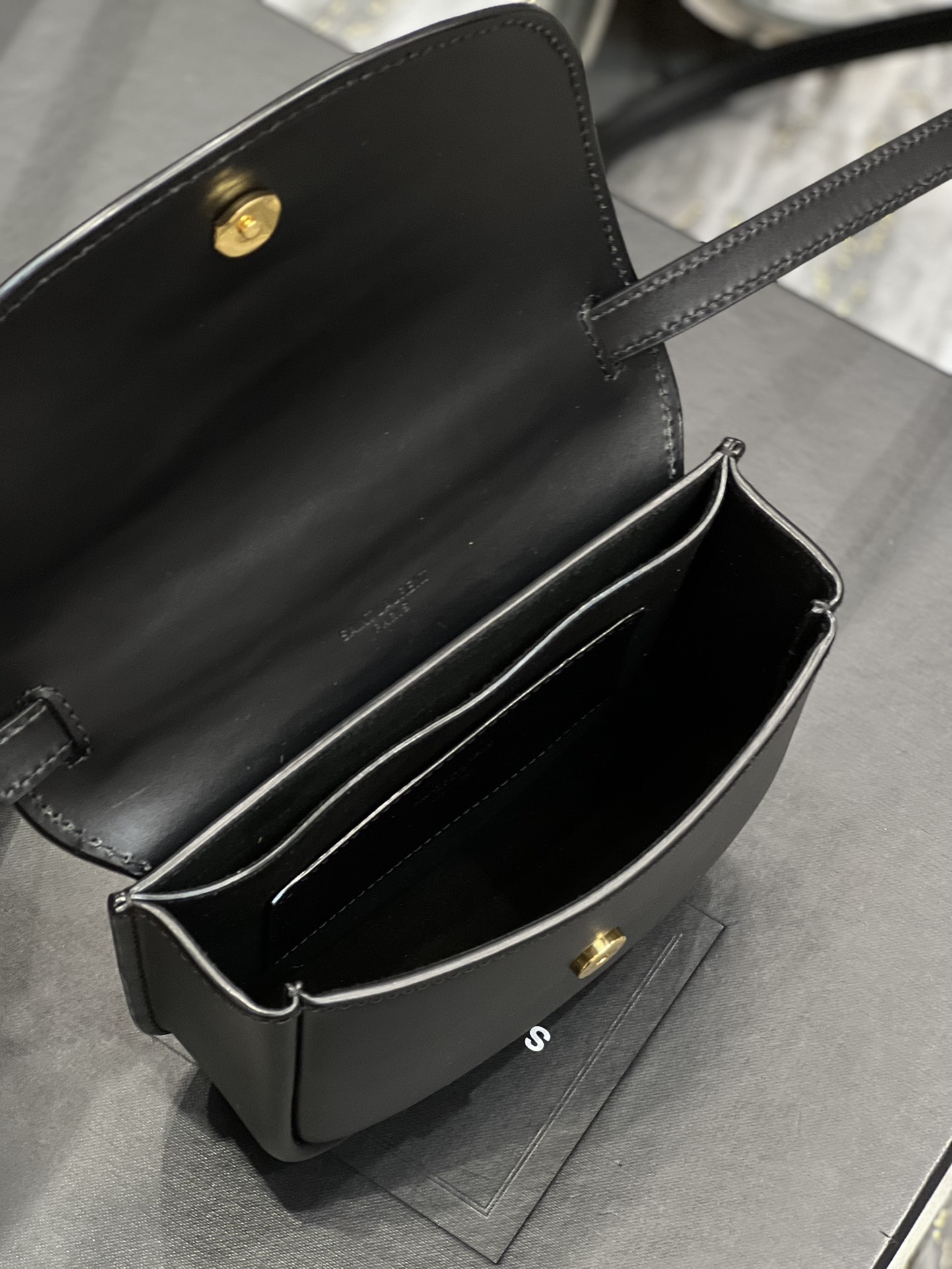 Handbags SAINT LAURENT 619740 size 18x15.5x5.5 cm - vstockx