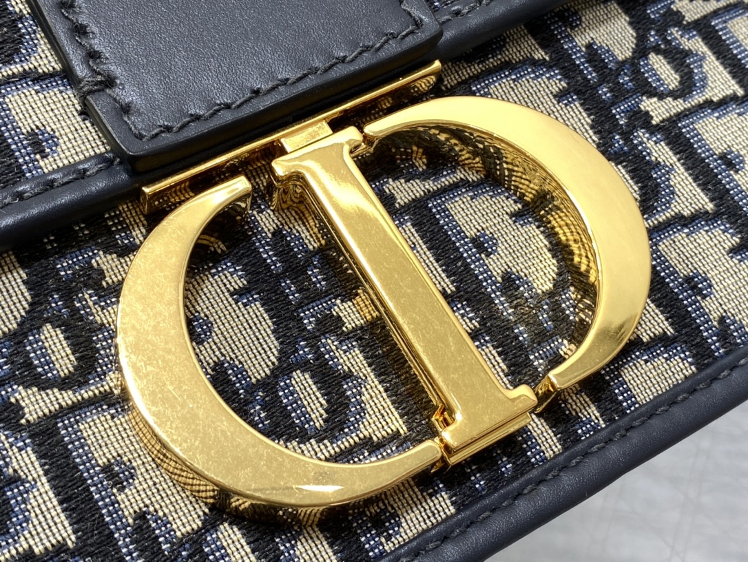 Handbags !  9208 size  25x16.5x8 - vstockx