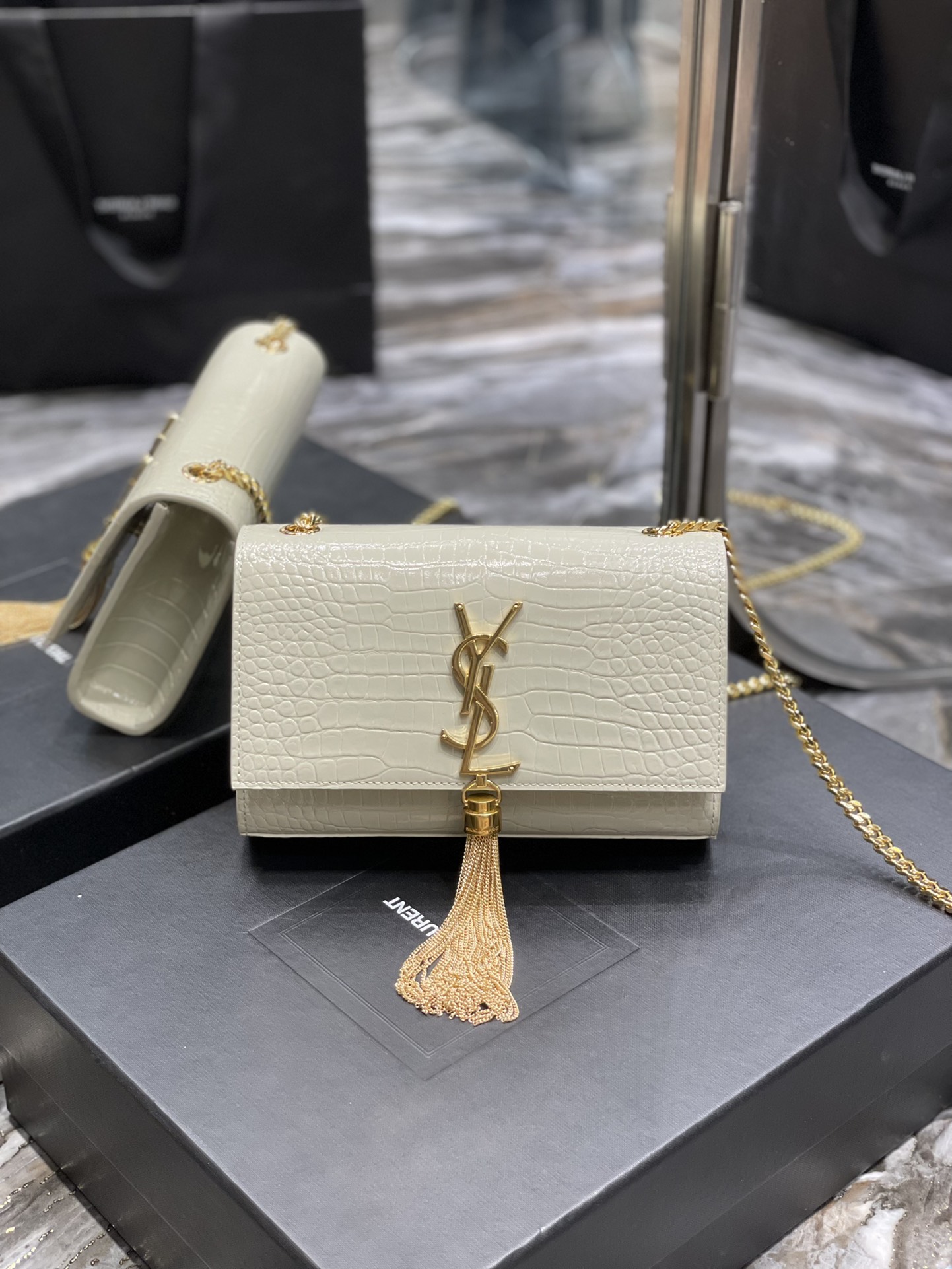Handbags SAINT LAURENT 469390 size 20x13.5x5.5 cm - vstockx