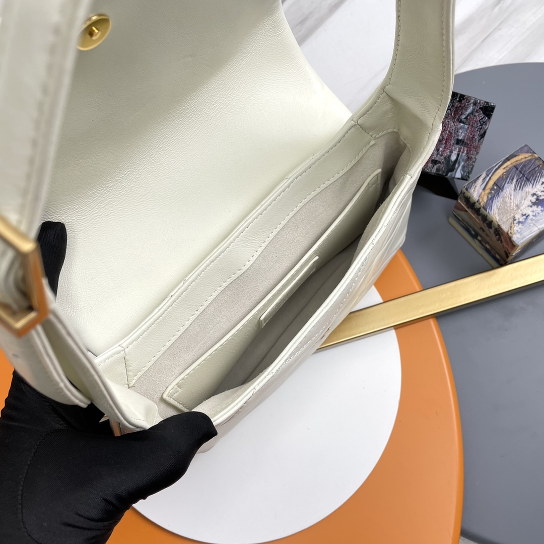 Handbags SAINT LAURENT 698567 size 24  18  5.5 cm - vstockx