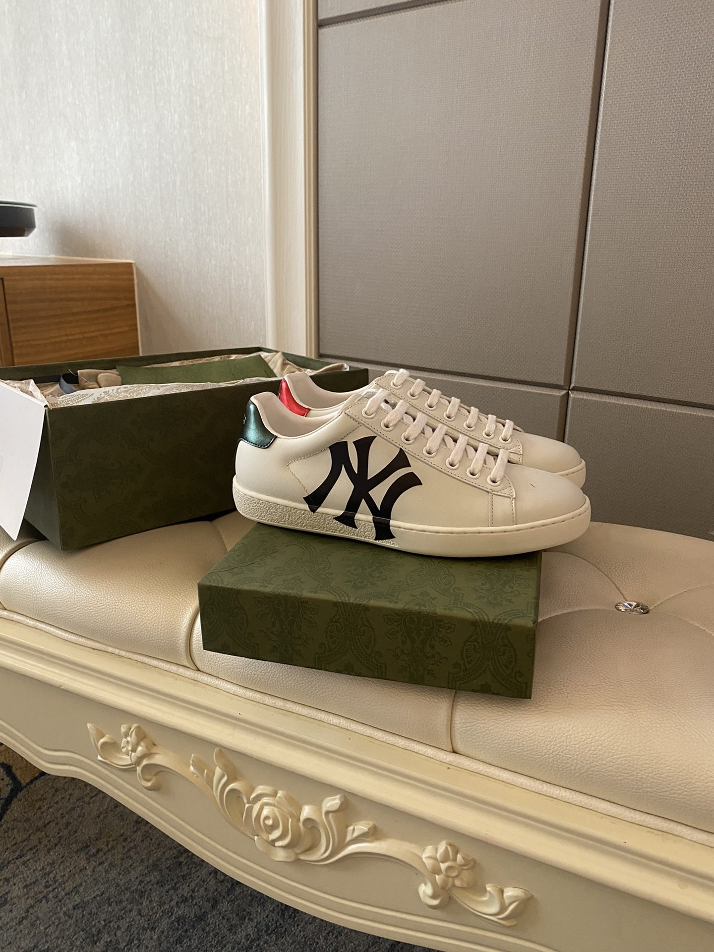 Gucci Women's Ace sneaker with bee sneaker 4 - vstockx