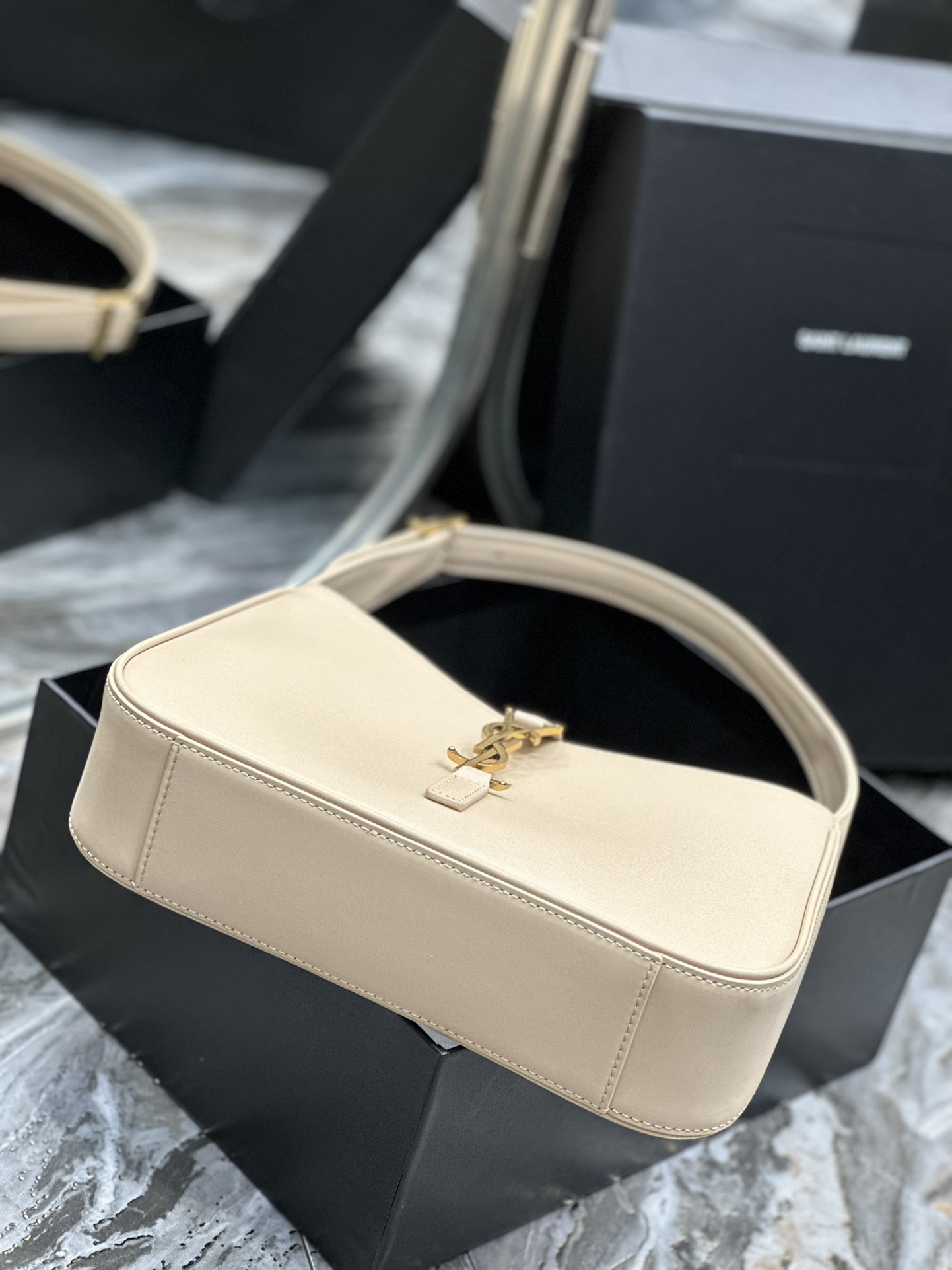 Handbags SAINT LAURENT 657228 size 25X14X6 cm - vstockx
