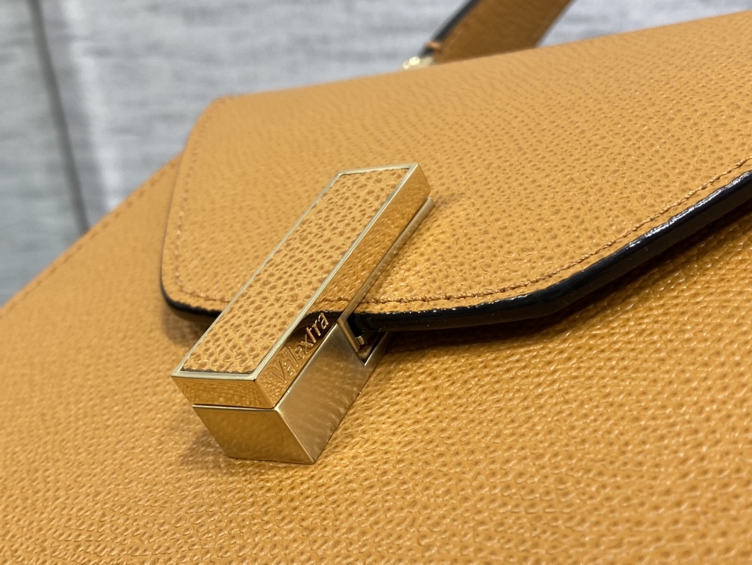 Handbag VALEXTRA size *'* - vstockx