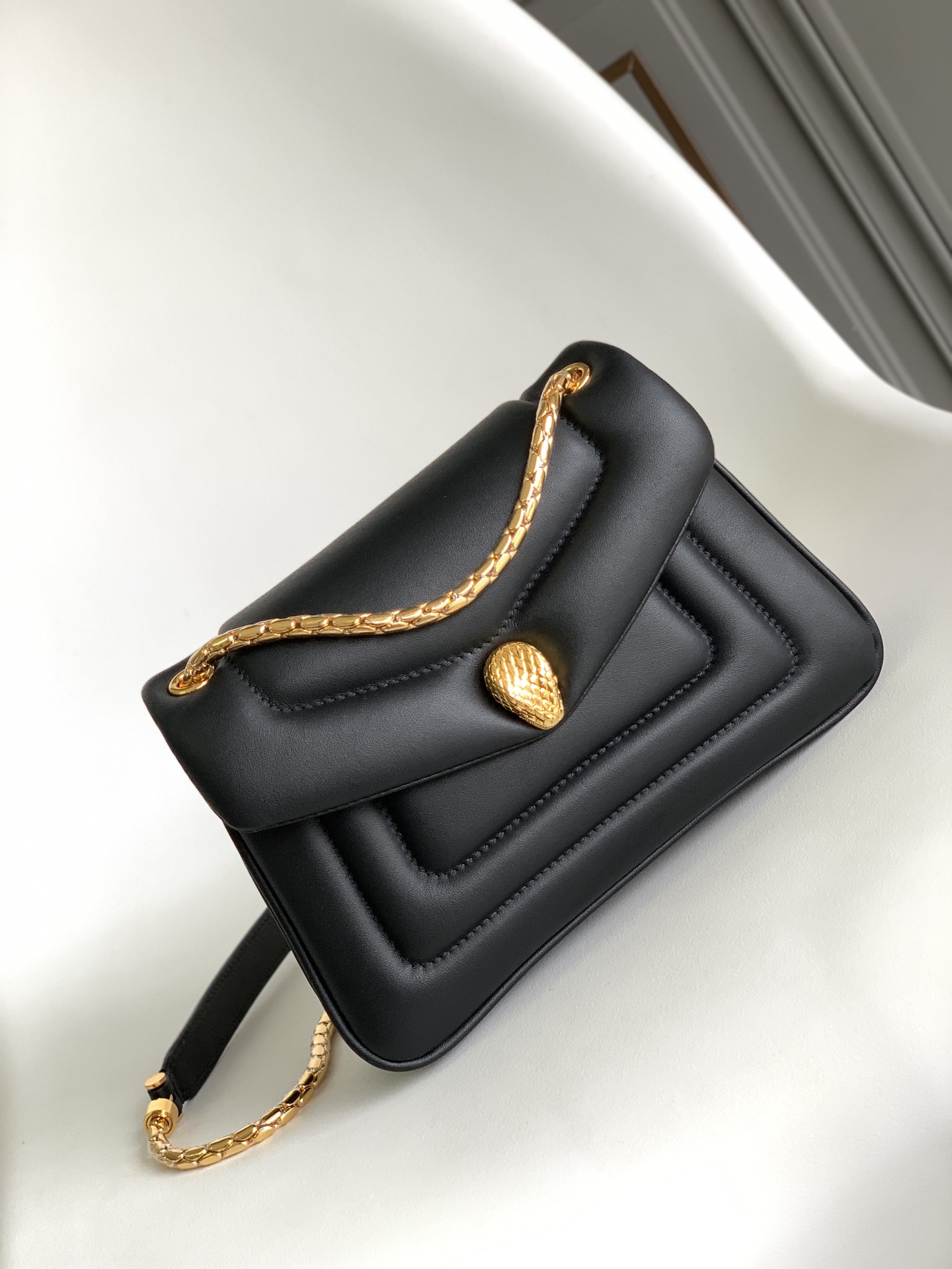 Handbags Bvlgari SERPENTI REVERSE size:22.5*15*7 cm - vstockx