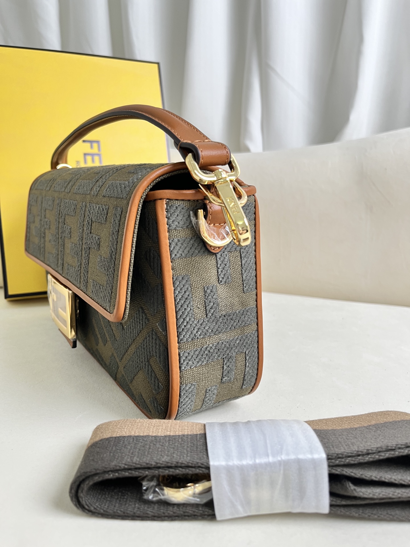 handbags FENDI 0159 size:26*5*15cm - vstockx