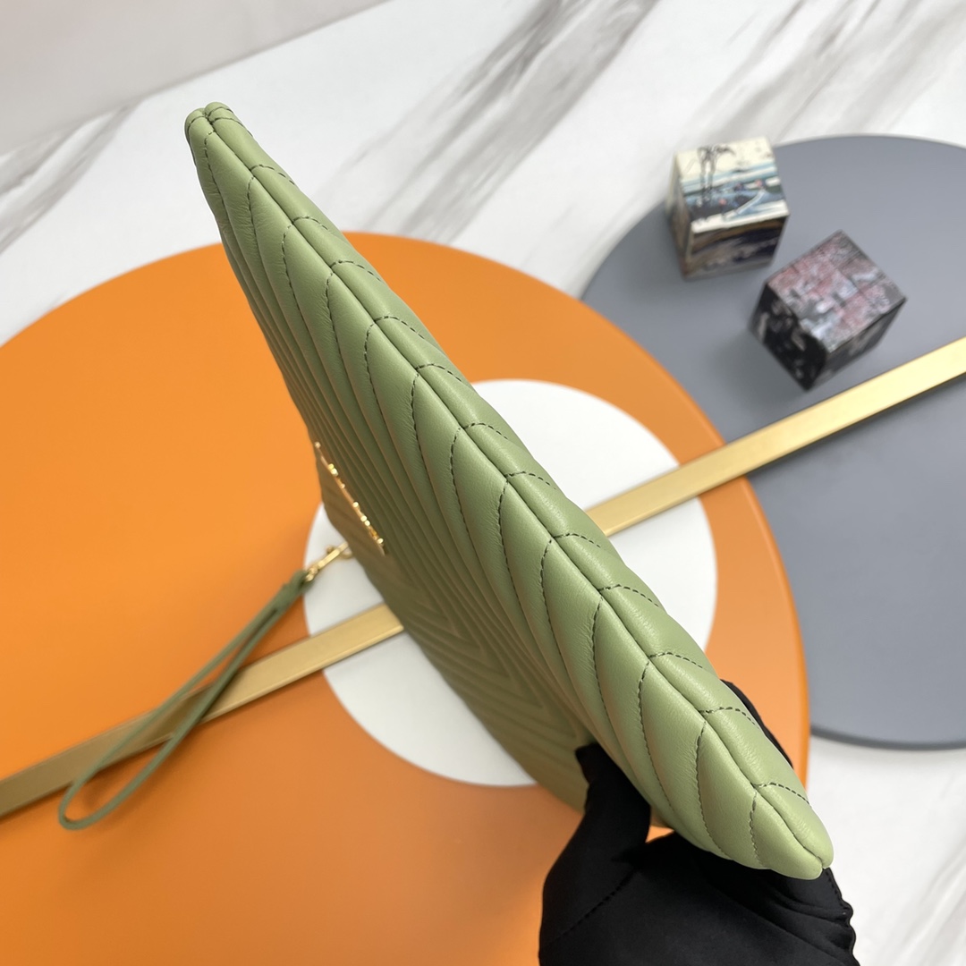 Handbags SAINT LAURENT 440222 size 36x24.5x2.5 cm - vstockx