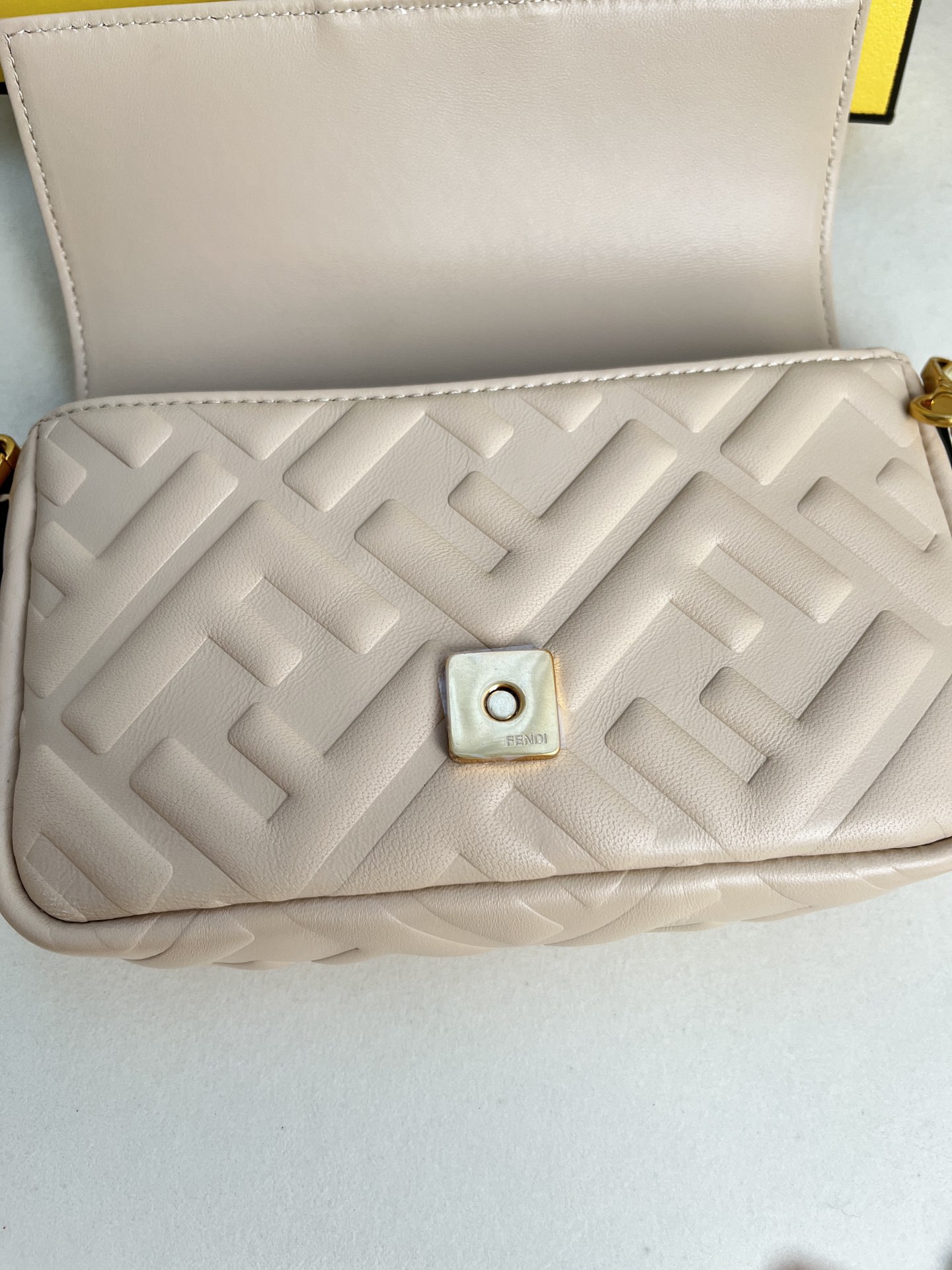 handbags FENDI 212 size:19*11.5*4cm - vstockx