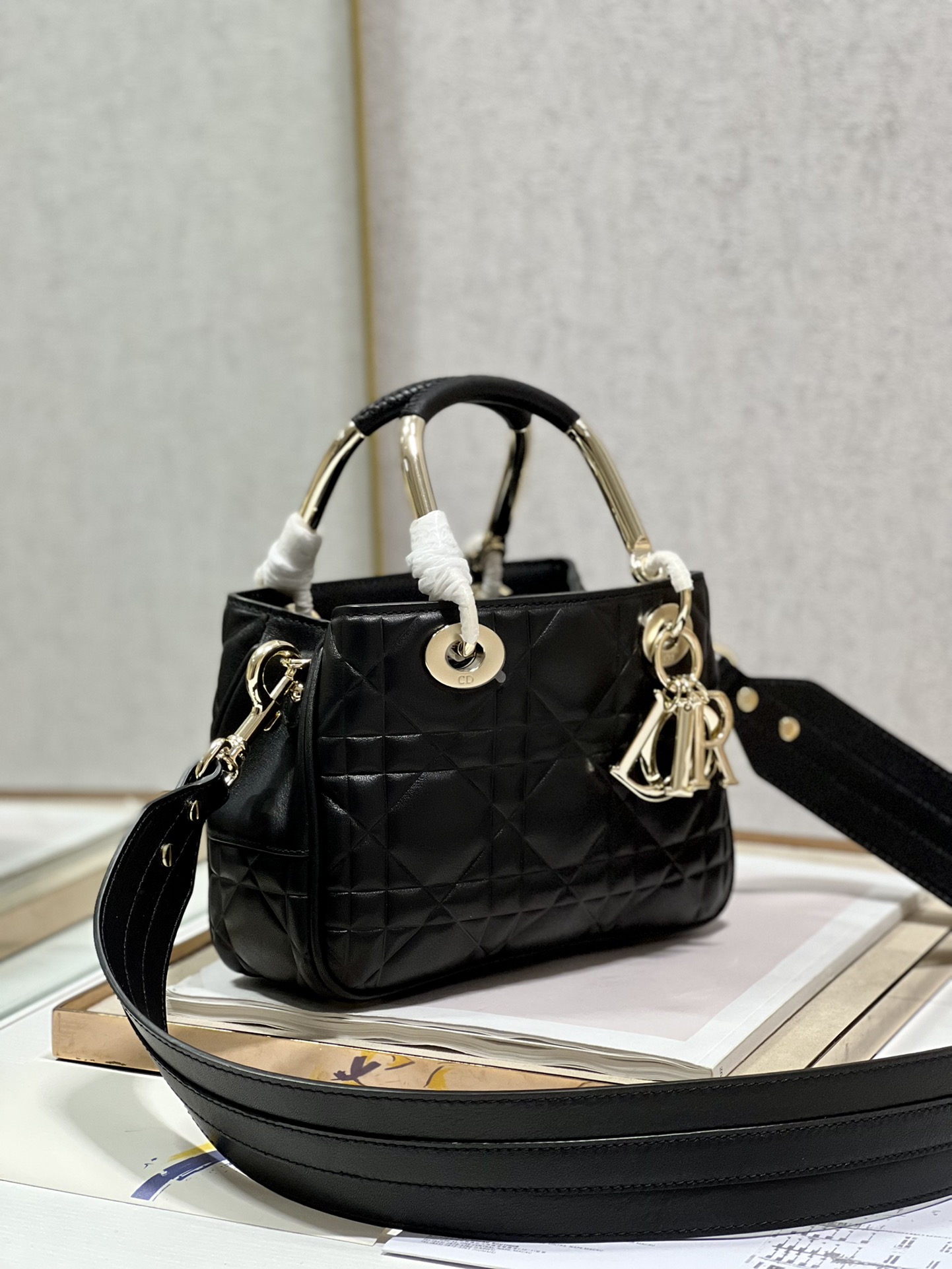 Handbag Dior 1202 size 23  26  8 cm - vstockx