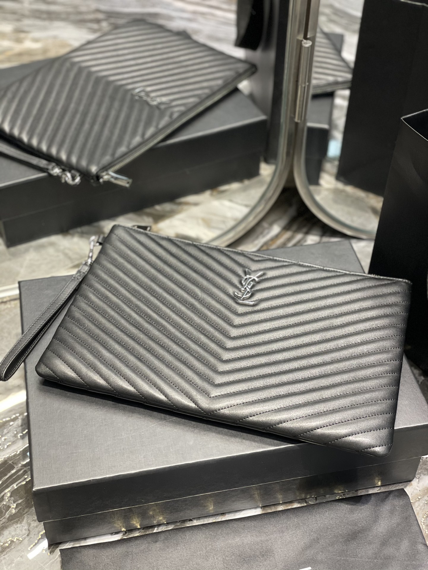 Handbags SAINT LAURENT 440222 size 36x24.5x2.5 cm - vstockx