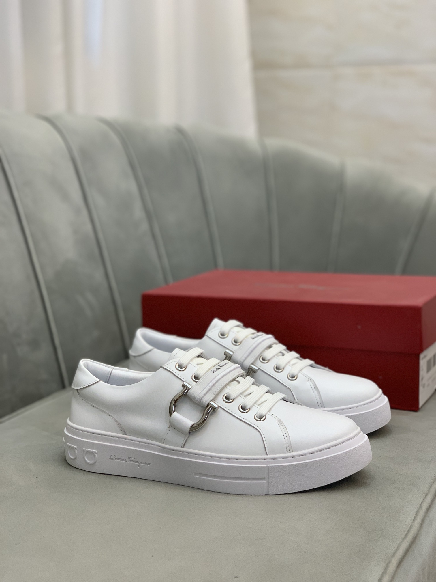 Salvatore Ferragamo Gancini Sneaker 5 - vstockx