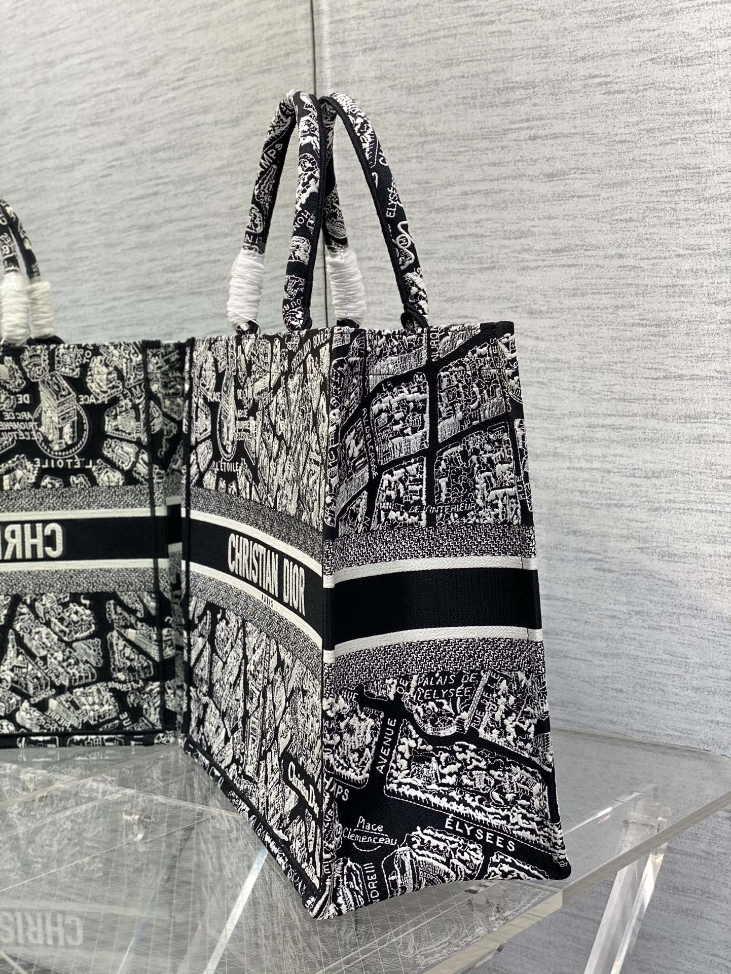 Handbag Dior size 42*18*35 cm - vstockx