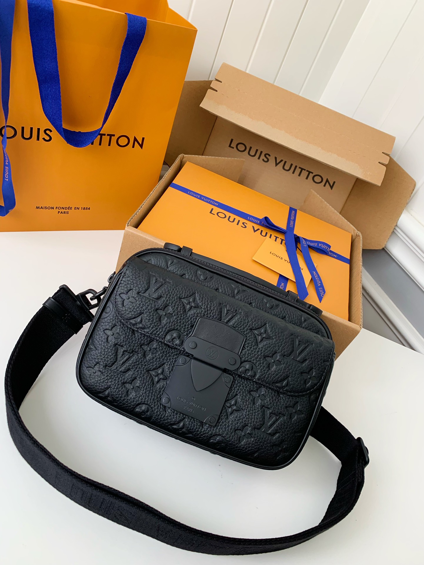 Handbags Louis Vuitton M58489 size:22*18*8 cm - vstockx