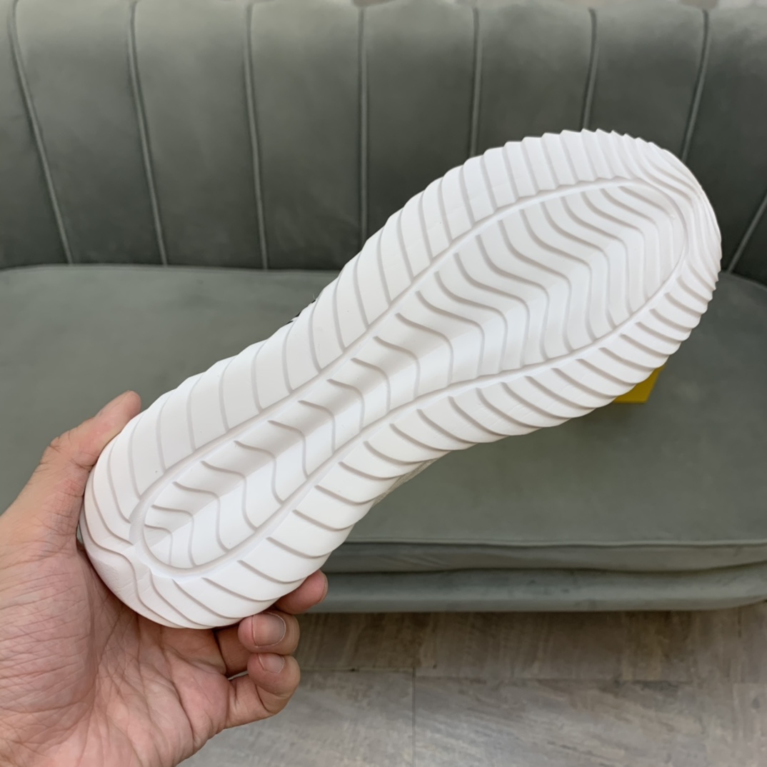 Fendi Low Top Sneakers 2 - vstockx