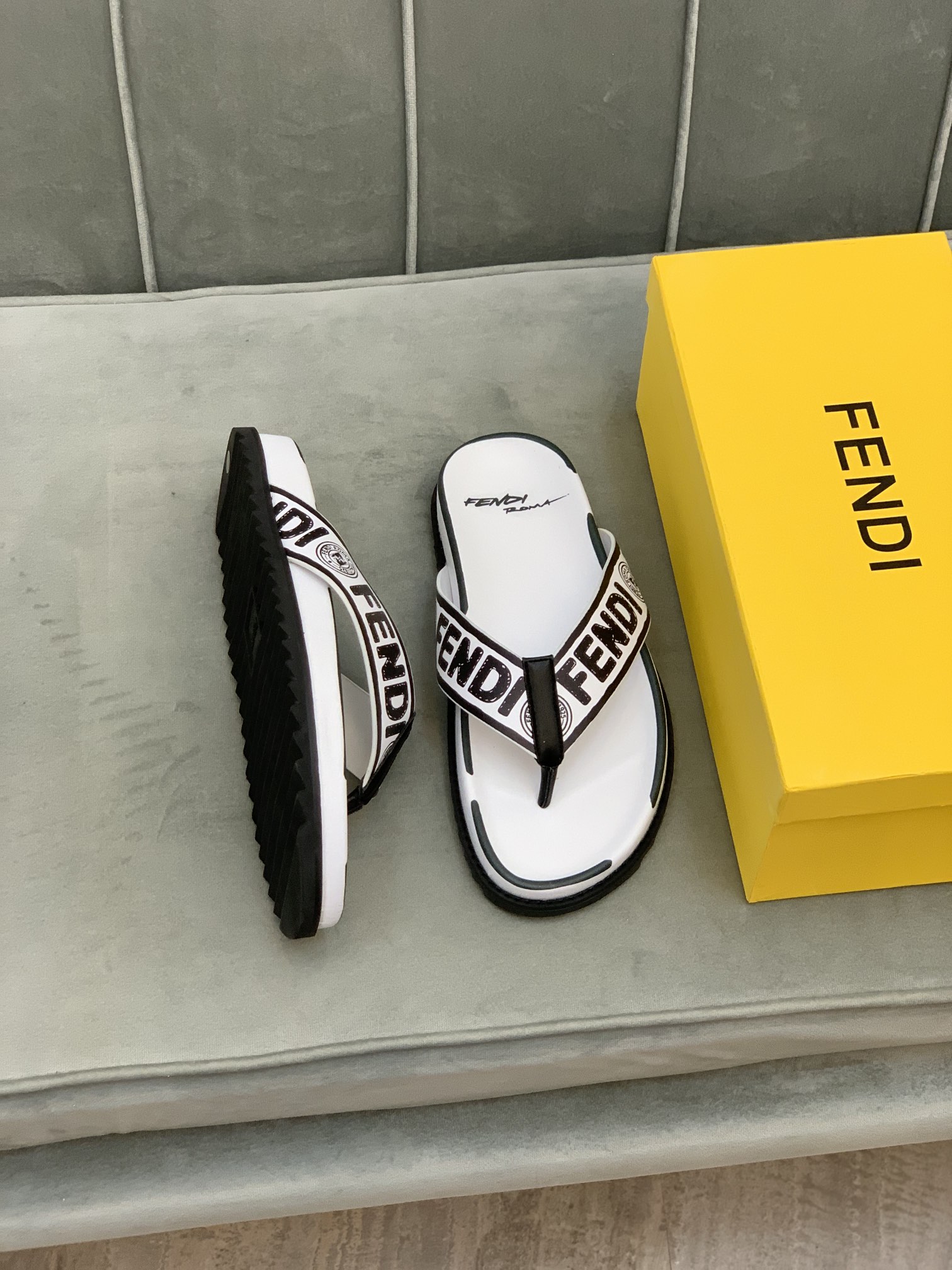 Fendi Slides 11 - vstockx