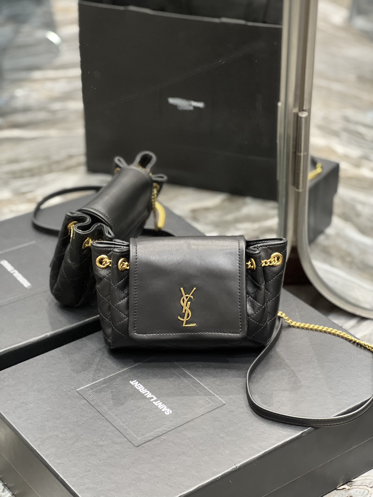 Handbags SAINT LAURENT 672738 size 18x13x6 cm - vstockx