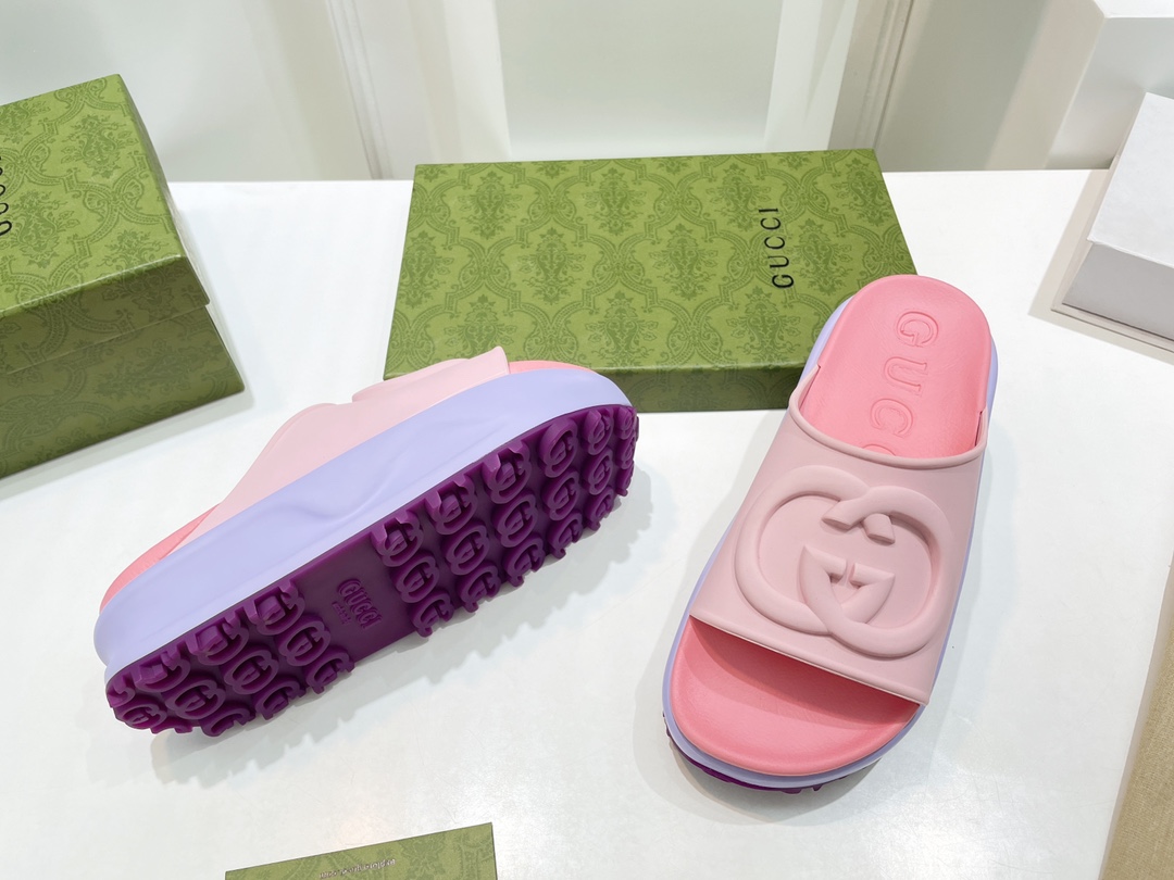 Gucci Women's slide sandal with Interlocking G WOMEN 5 - vstockx